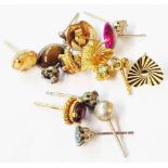 A pair 375 (9ct.) gold stud earrings and others