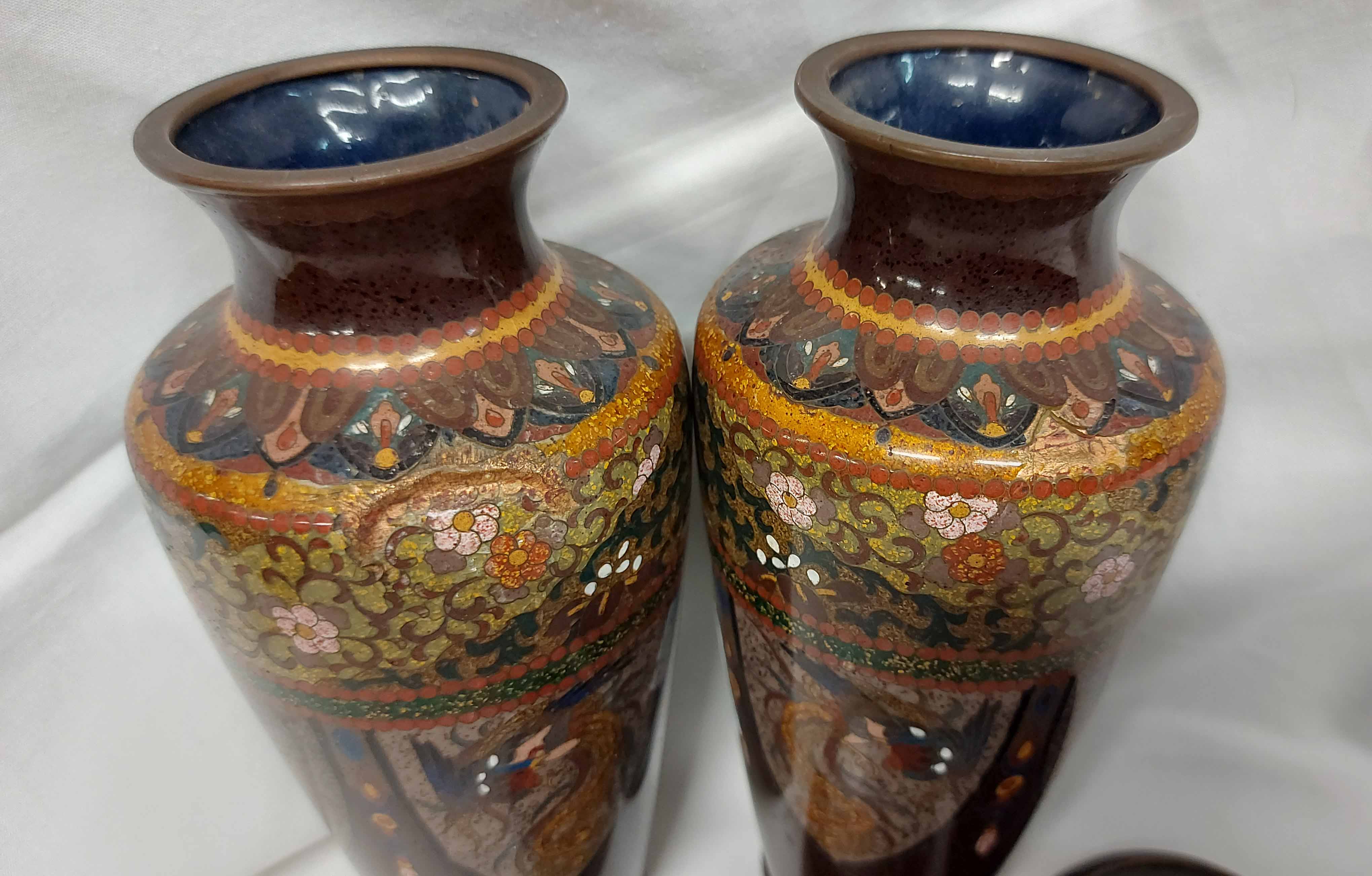 A pair of Chinese cloisonne vases with dragon and scrolling decoration on coloured ground - a/f - Image 4 of 4