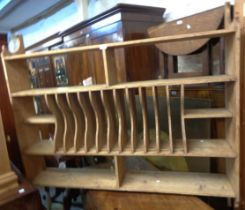 A 1.33m vintage pine wall mounted plate rack with central vertical dividers and flanking shelves,