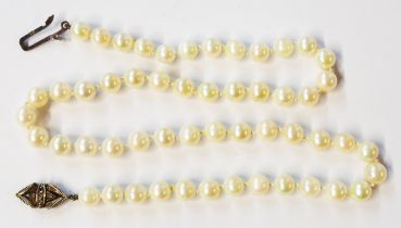 A vintage single string uniform cultured pearl necklace with decorative 925 clasp - 44.5cm maximum