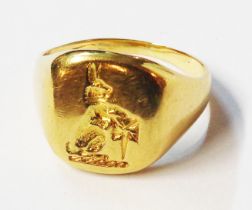 A high carat gold gentleman's seal top signet ring - marks worn - size R