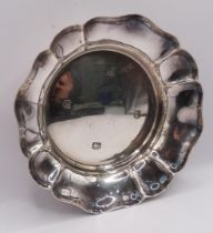 A 10.5cm diameter silver bowl with raised edges - Sheffield