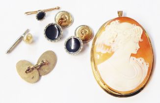 A 375 (9ct.) gold framed oval shell cameo panel pendant brooch - boxed - sold with a single 9ct.