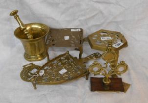 A selection of assorted brassware including horse brass swinger, trivets, pestle and mortar, etc.