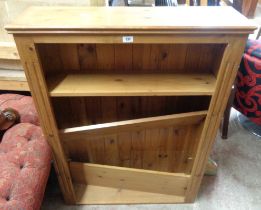 A 90cm modern pine three shelf open bookcase