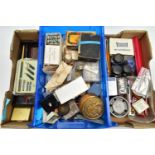 A BOX OF ASSORTED FOUNTAIN PENS AND WRITING EQUIPMENT, to include various wooden handled calligraphy