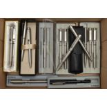 A BOX OF ASSORTED 'PARKER 25' PENS, fifteen 'Parker 25' pens, together with cases (condition report: