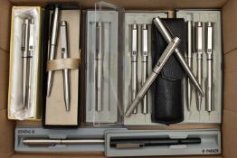 A BOX OF ASSORTED 'PARKER 25' PENS, fifteen 'Parker 25' pens, together with cases (condition report: