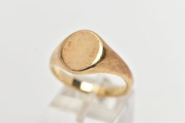 A 9CT GOLD SIGNET RING, yellow gold oval signet ring, approximate width 13mm, hallmarked 9ct