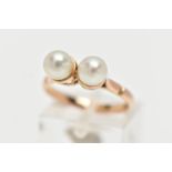 A YELLOW METAL CULTURED PEARL RING, designed with two white cultured pearls, measuring approximately