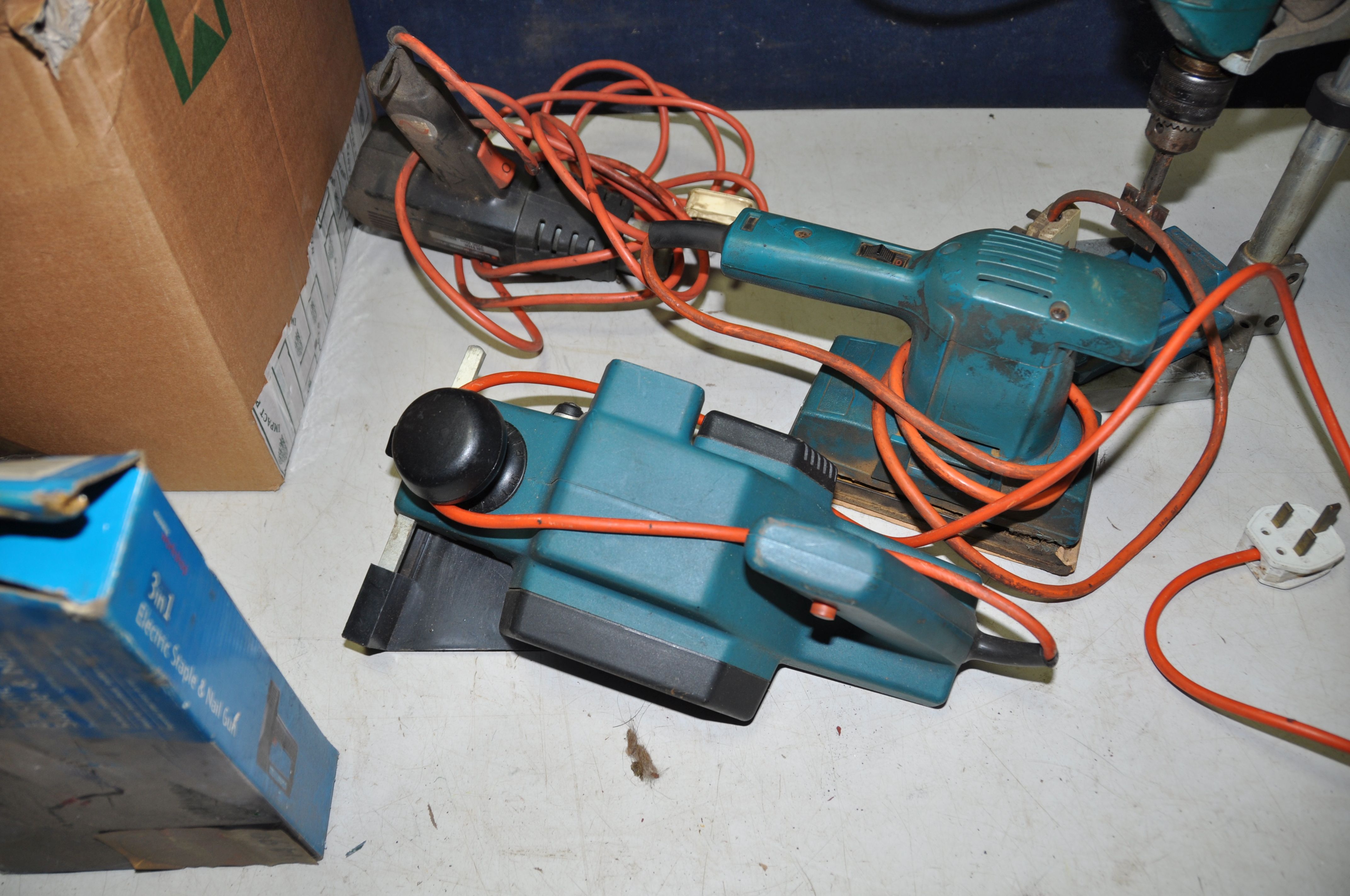 A BOX OF VINTAGE BLACK AND DECKER POWER TOOLS including a H68v drill on B&D stand and machine - Image 3 of 4