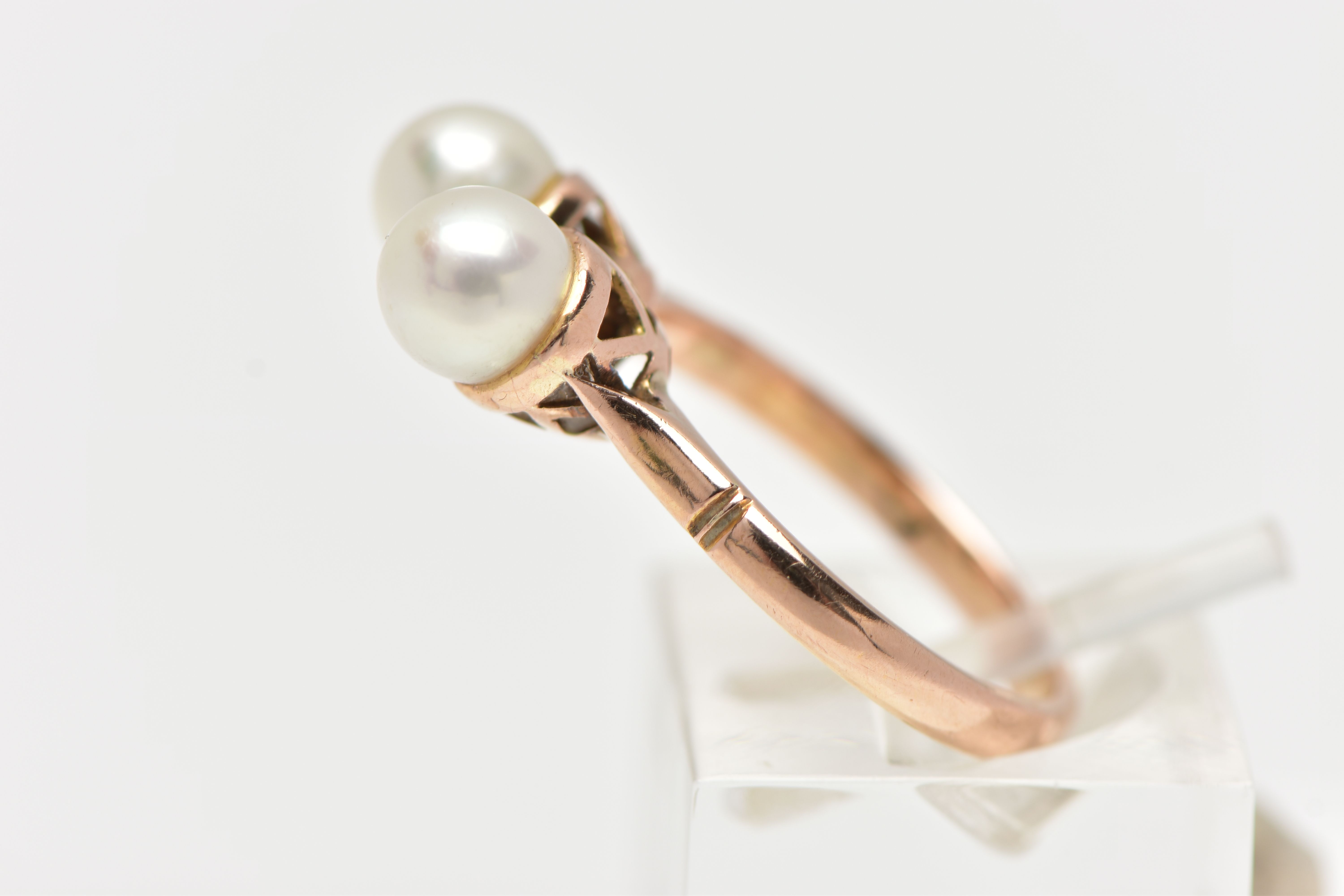 A YELLOW METAL CULTURED PEARL RING, designed with two white cultured pearls, measuring approximately - Image 2 of 4