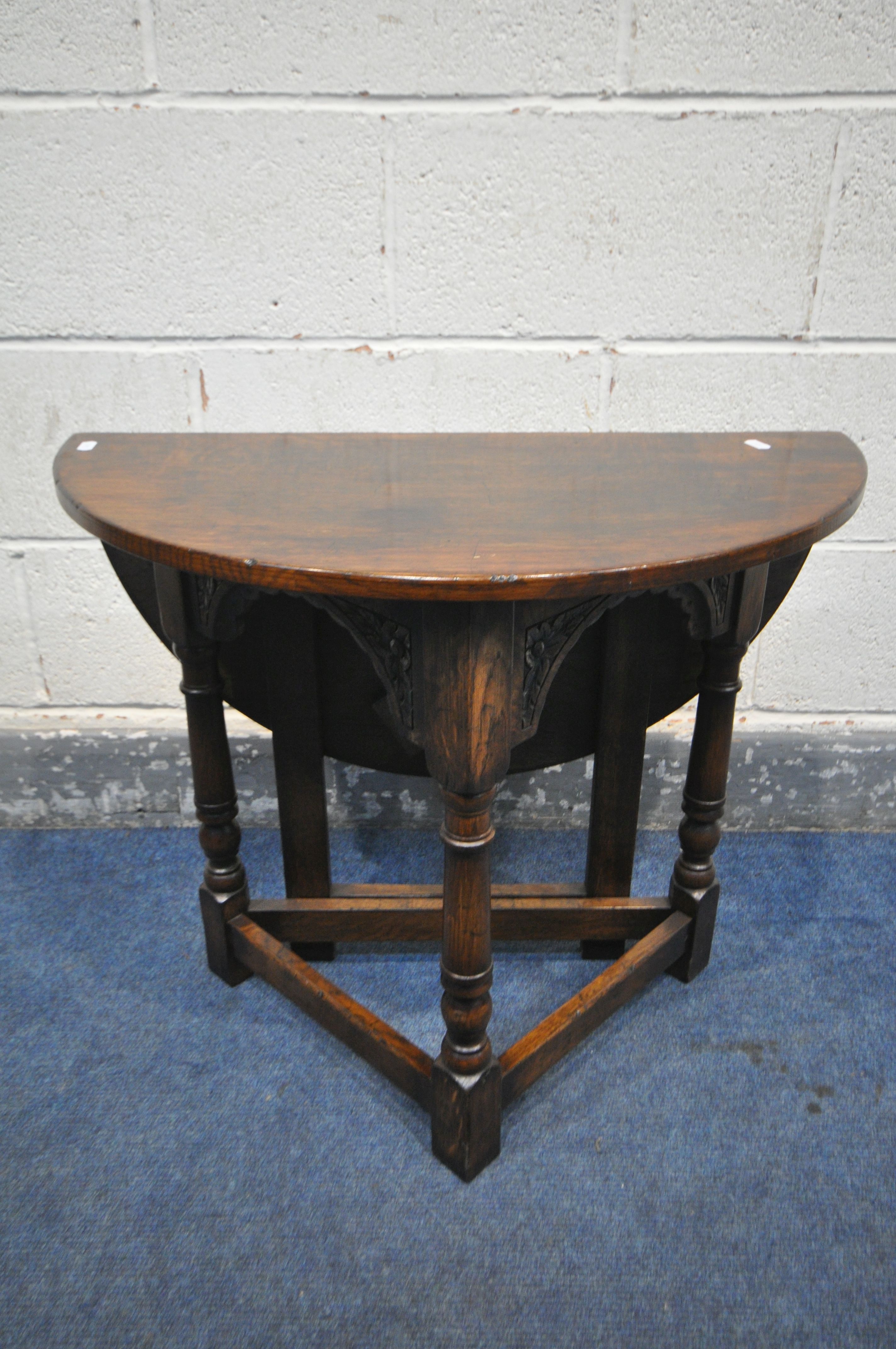 A REPRODUCTION OAK SINGLE DROP LEAF OCCASIONAL TABLE, that opens to a circle, open diameter 69cm x - Image 3 of 3