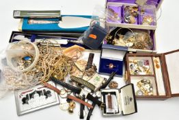 A BOX OF ASSORTED ITEMS, to include an AF rolled gold articulated snake bracelet, a white metal