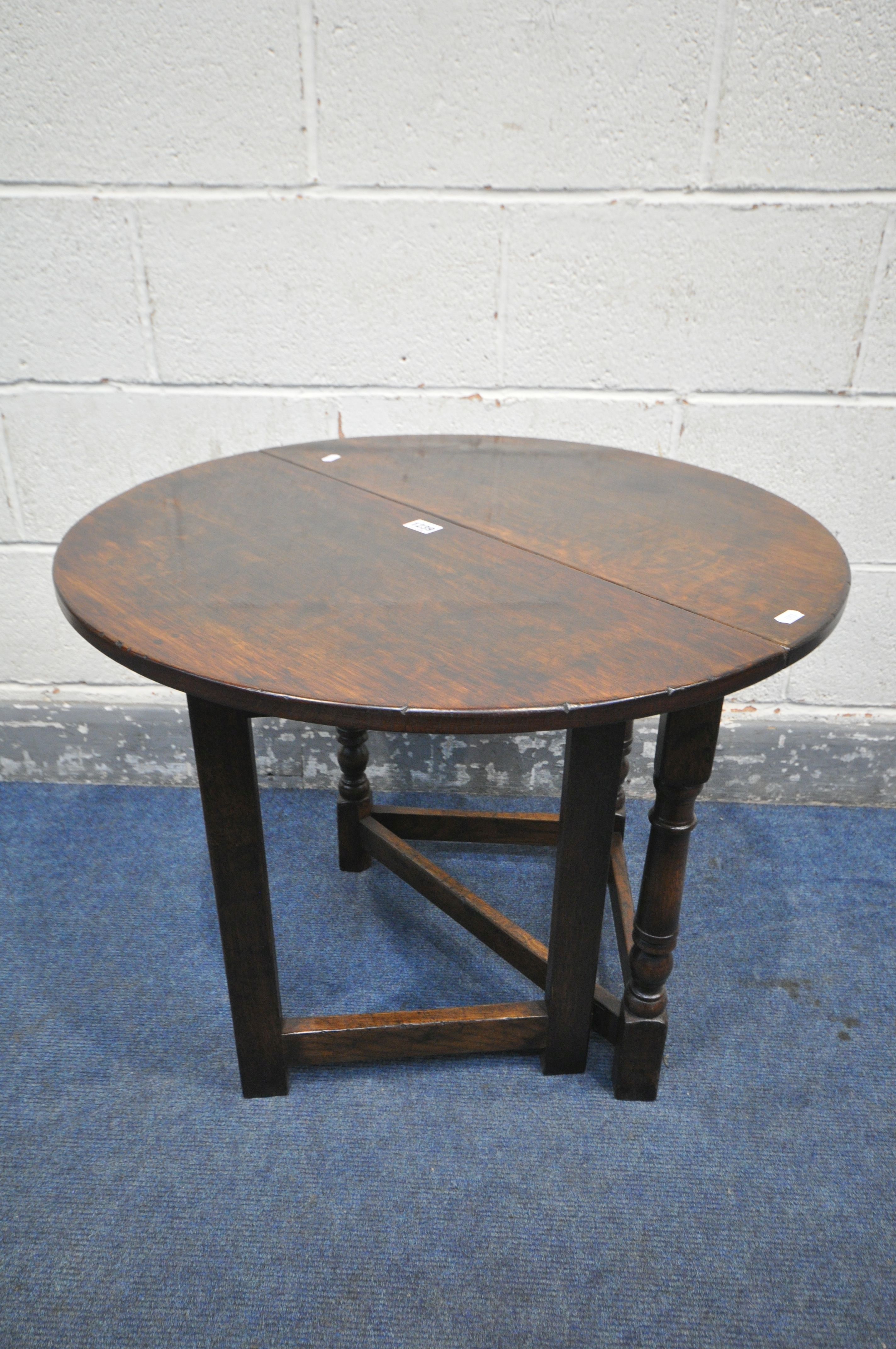 A REPRODUCTION OAK SINGLE DROP LEAF OCCASIONAL TABLE, that opens to a circle, open diameter 69cm x - Image 2 of 3