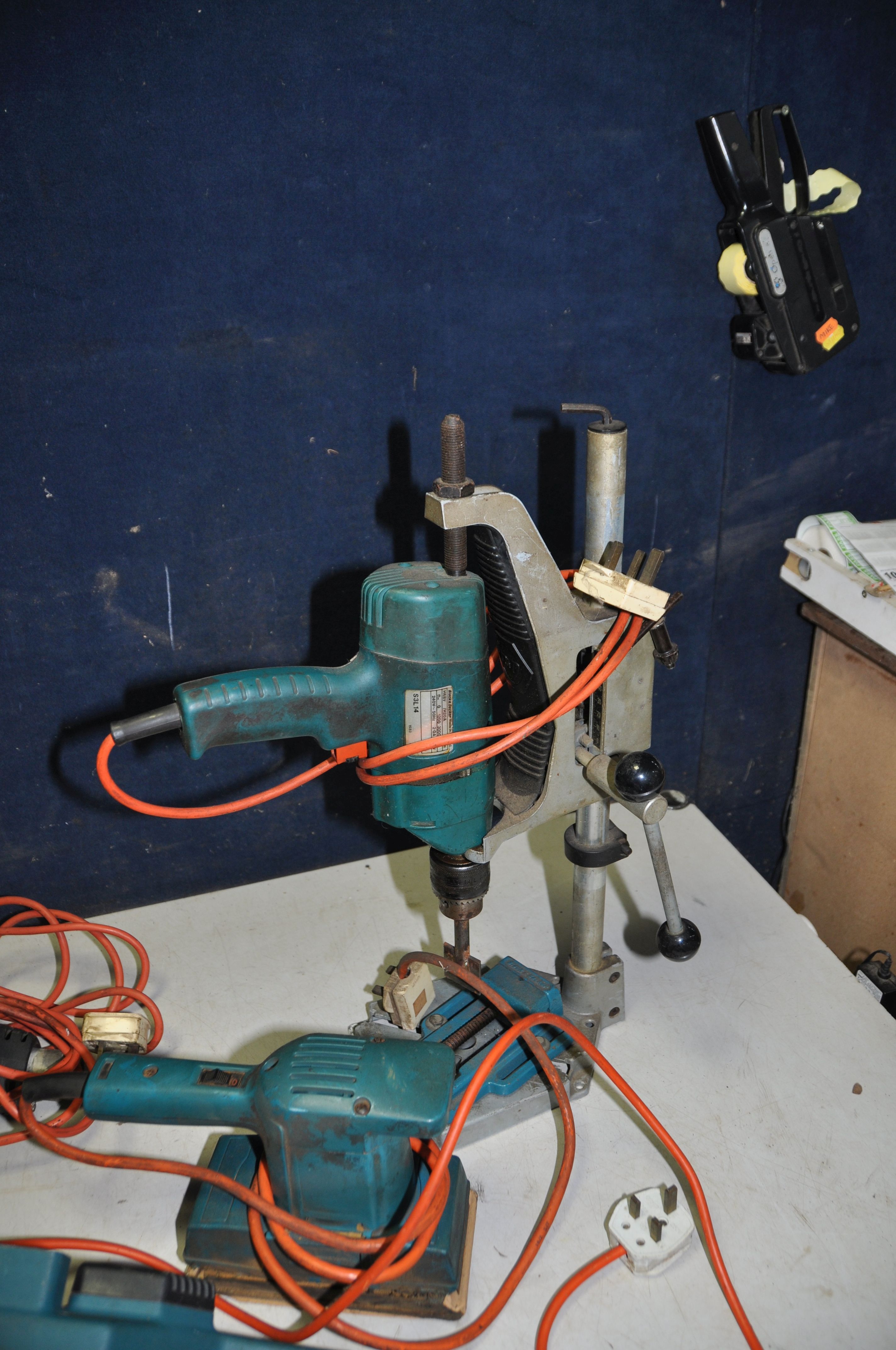 A BOX OF VINTAGE BLACK AND DECKER POWER TOOLS including a H68v drill on B&D stand and machine - Image 4 of 4