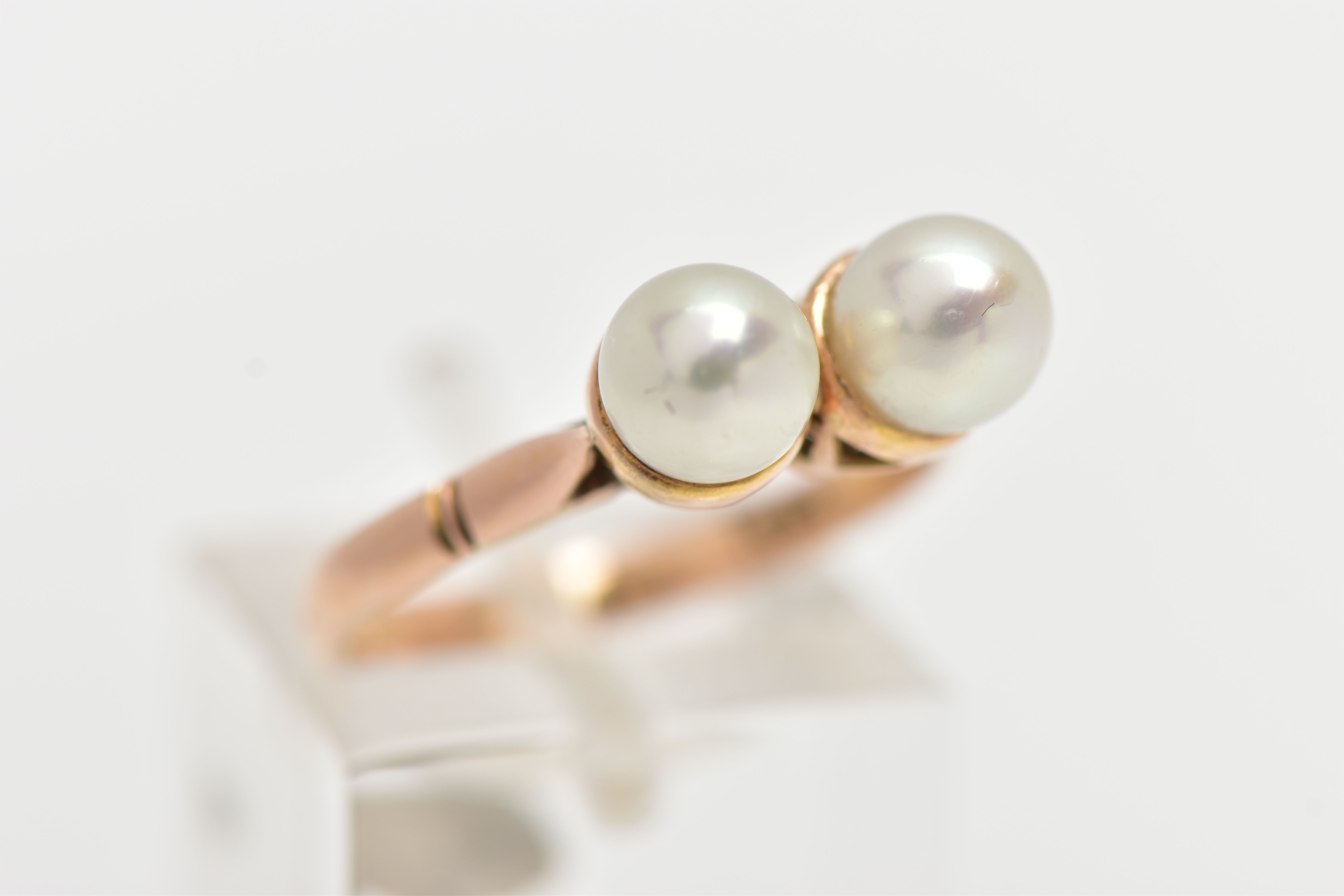 A YELLOW METAL CULTURED PEARL RING, designed with two white cultured pearls, measuring approximately - Image 4 of 4