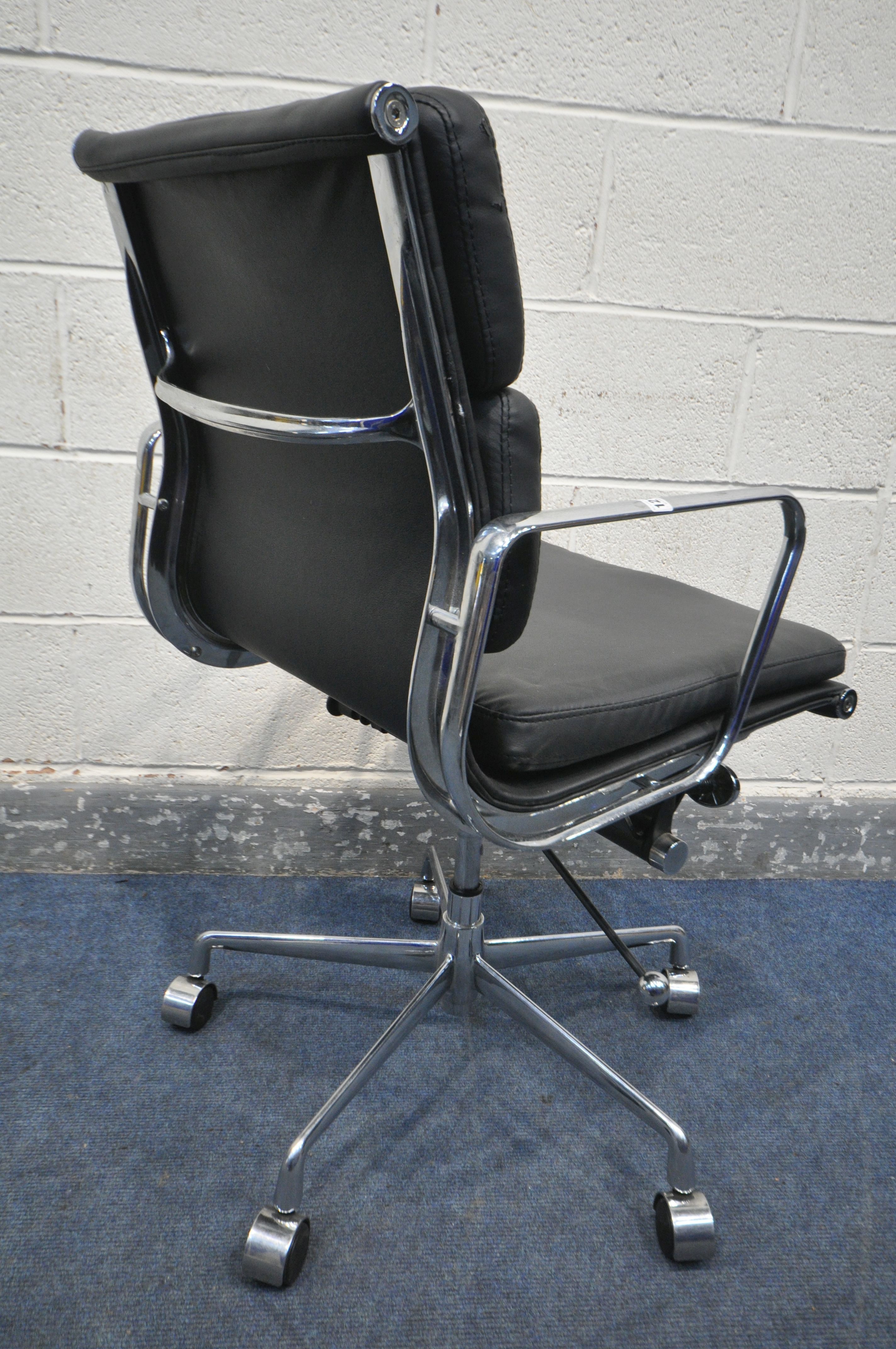 IN THE MANNER OF CHARLES AND RAY EAMES, MODEL EA207, A MID-CENTURY BLACK LEATHERETTE AND CHROME - Image 4 of 5