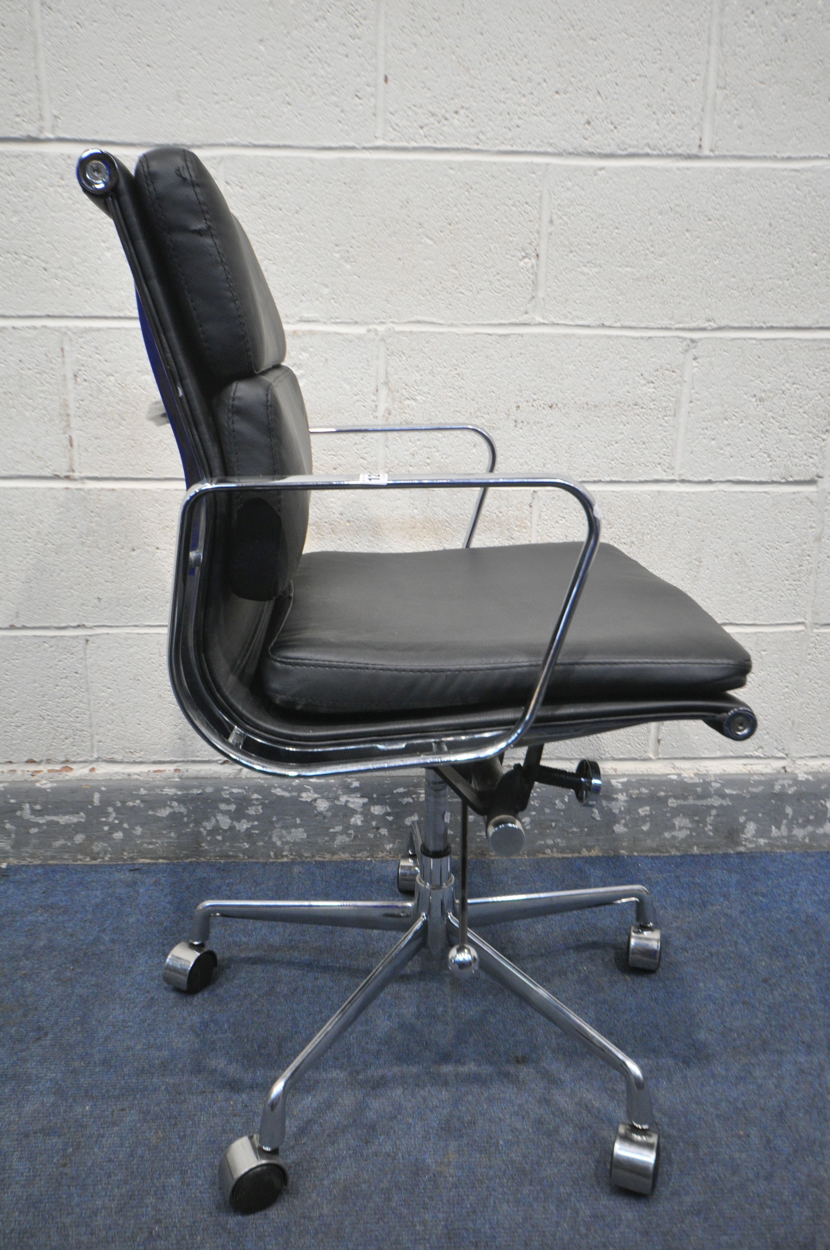 IN THE MANNER OF CHARLES AND RAY EAMES, MODEL EA207, A MID-CENTURY BLACK LEATHERETTE AND CHROME - Image 3 of 5