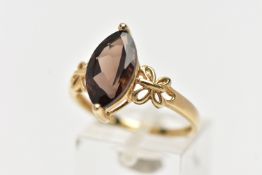 A 9CT YELLOW GOLD SMOKEY QUARTZ DRESS RING, set with a marquise cut smokey quartz, to the open