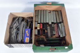 A QUANTITY OF UNBOXED AND ASSORTED OO GAUGE MODEL RAILWAY ITEMS, to include Hornby Dublo class A4