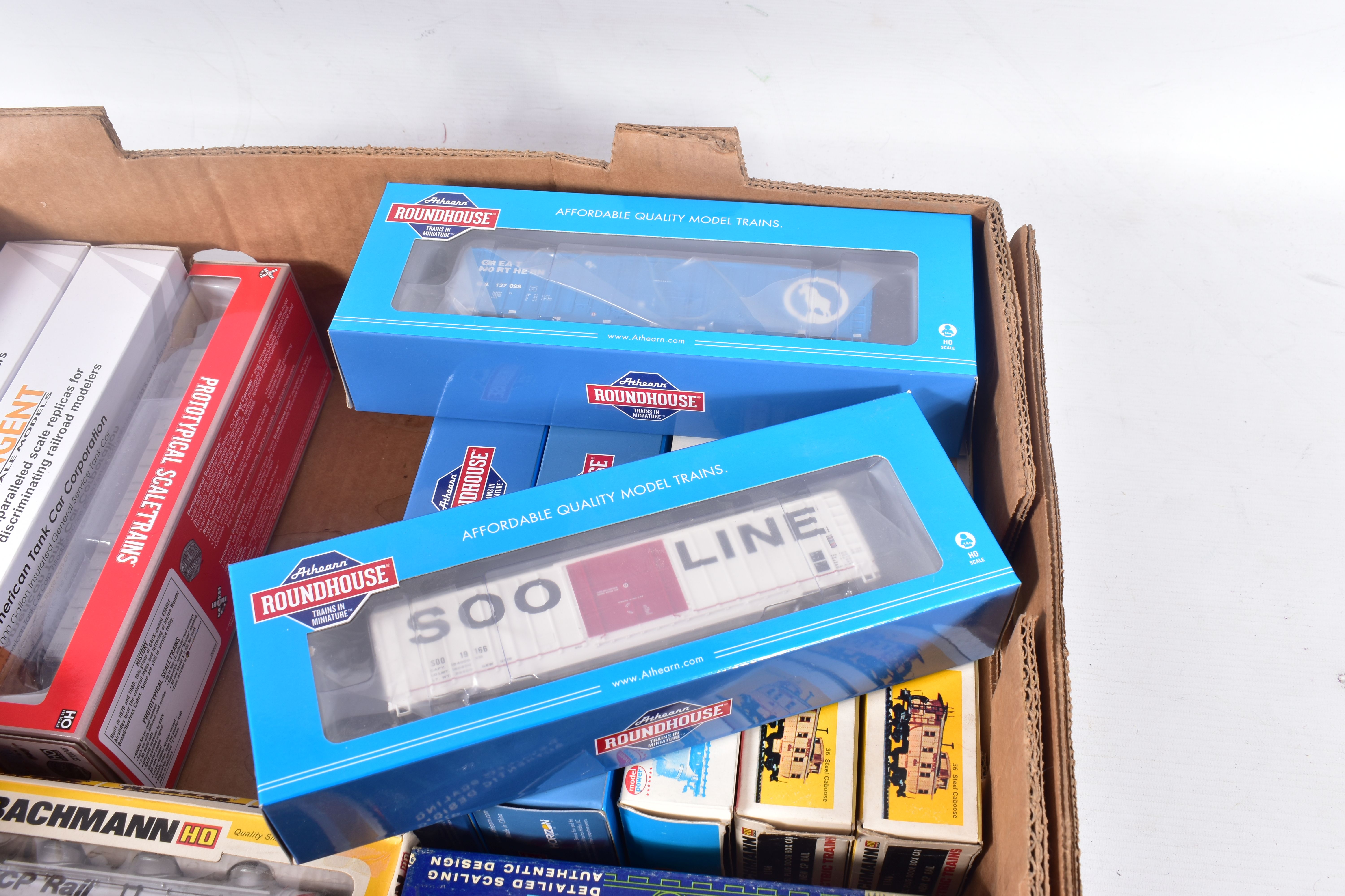 A QUANTITY OF ASSORTED BOXED HO GAUGE U.S. AND CANADIAN OUTLINE FREIGHT STOCK, assorted mainly - Image 2 of 5