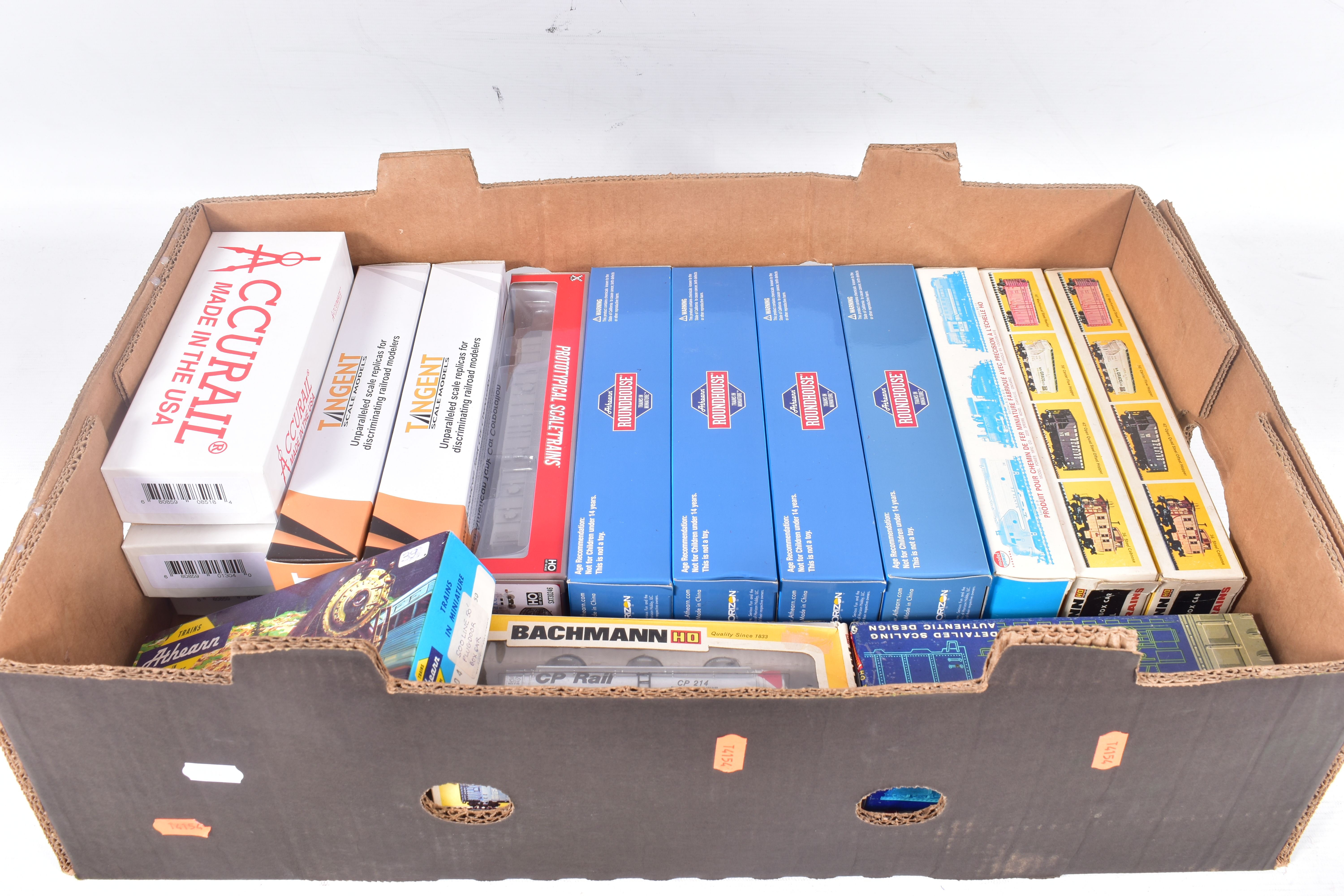 A QUANTITY OF ASSORTED BOXED HO GAUGE U.S. AND CANADIAN OUTLINE FREIGHT STOCK, assorted mainly