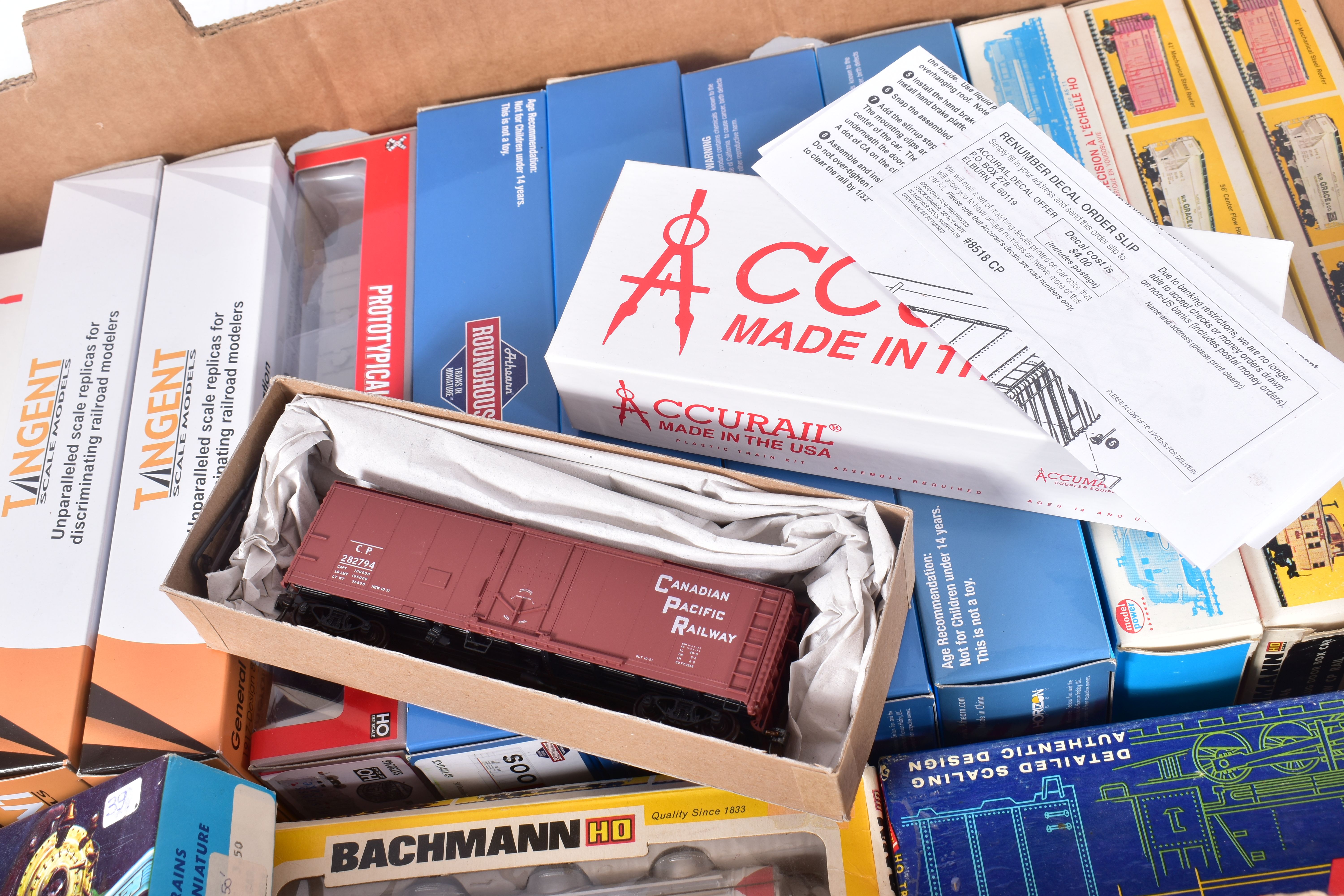 A QUANTITY OF ASSORTED BOXED HO GAUGE U.S. AND CANADIAN OUTLINE FREIGHT STOCK, assorted mainly - Image 5 of 5