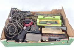A QUANTITY OF UNBOXED AND ASSORTED OO GAUGE MODEL RAILWAY ITEMS, small quantity of playworn/