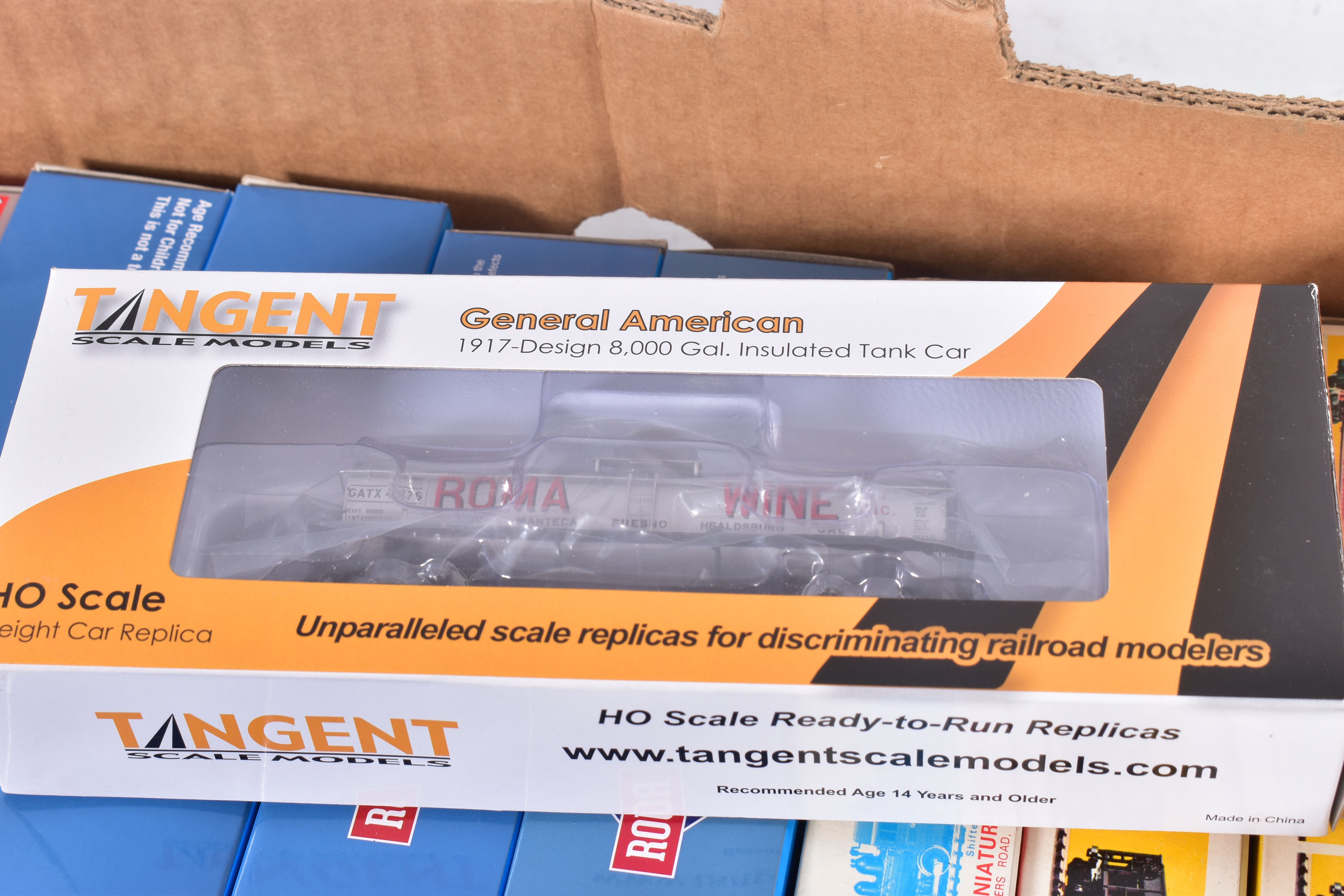 A QUANTITY OF ASSORTED BOXED HO GAUGE U.S. AND CANADIAN OUTLINE FREIGHT STOCK, assorted mainly - Image 4 of 5