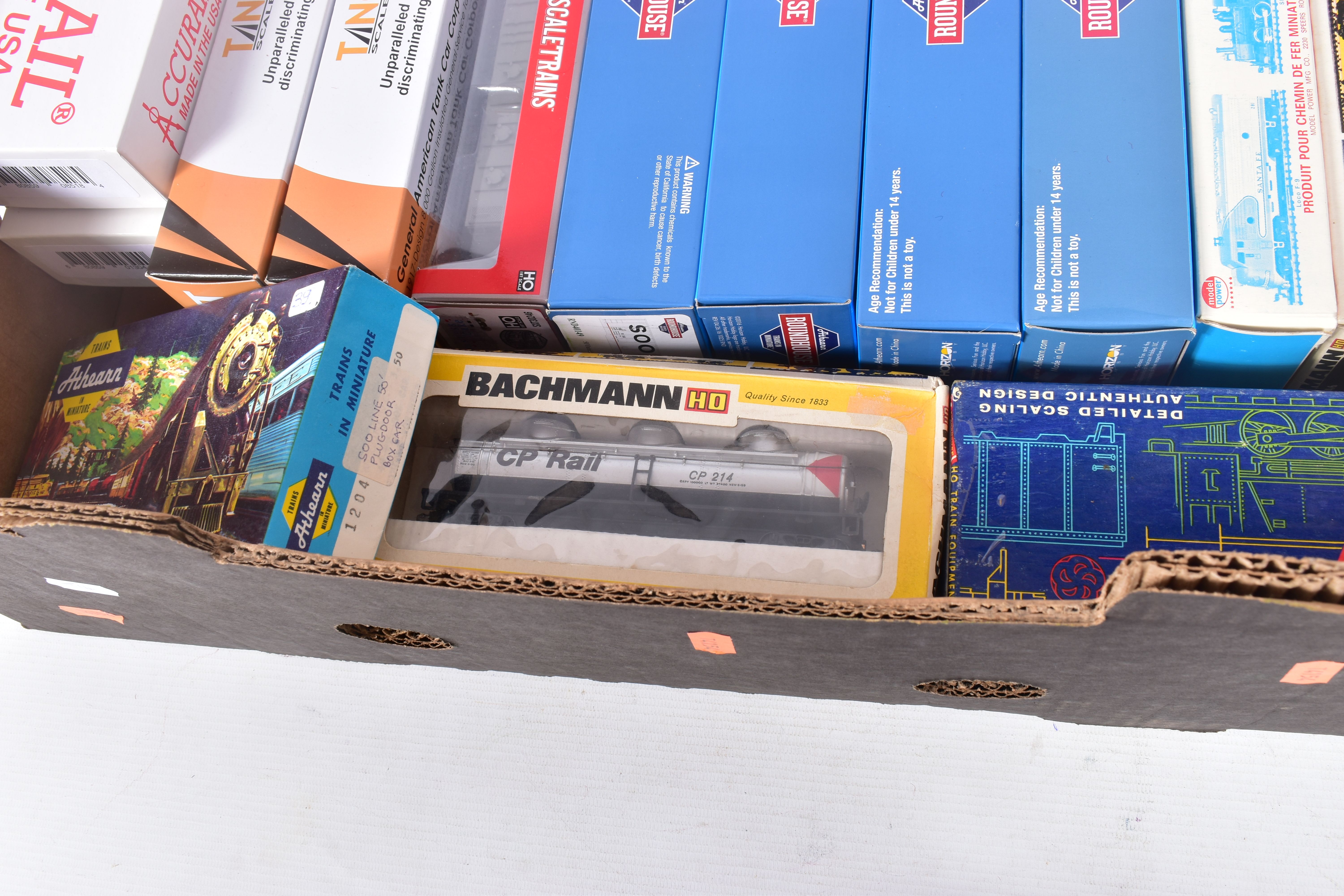 A QUANTITY OF ASSORTED BOXED HO GAUGE U.S. AND CANADIAN OUTLINE FREIGHT STOCK, assorted mainly - Image 3 of 5