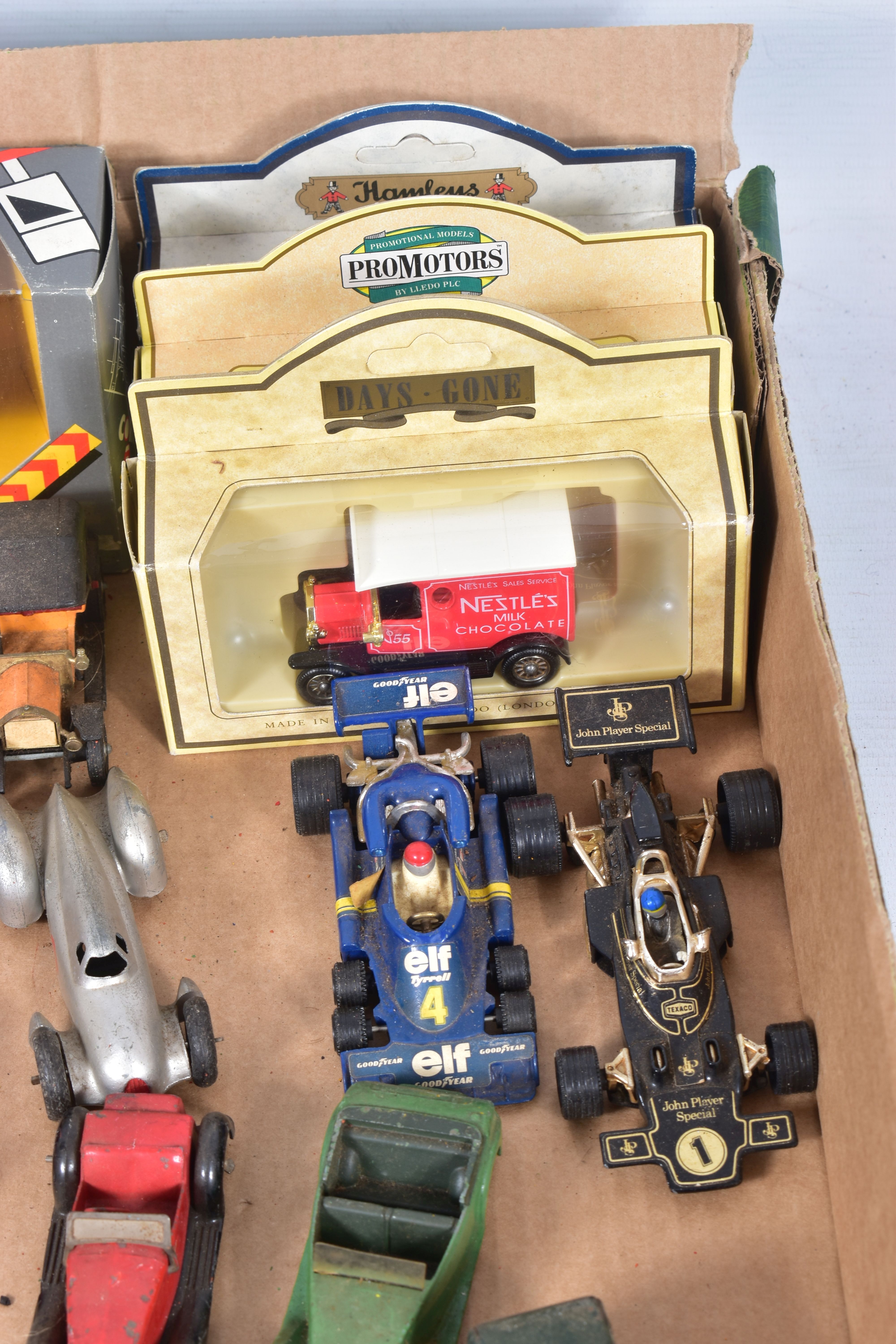 A QUANTITY OF UNBOXED AND ASSORTED PLAYWORN DIECAST, TINPLATE AND PLASTIC VEHICLES, to include pre- - Image 3 of 4