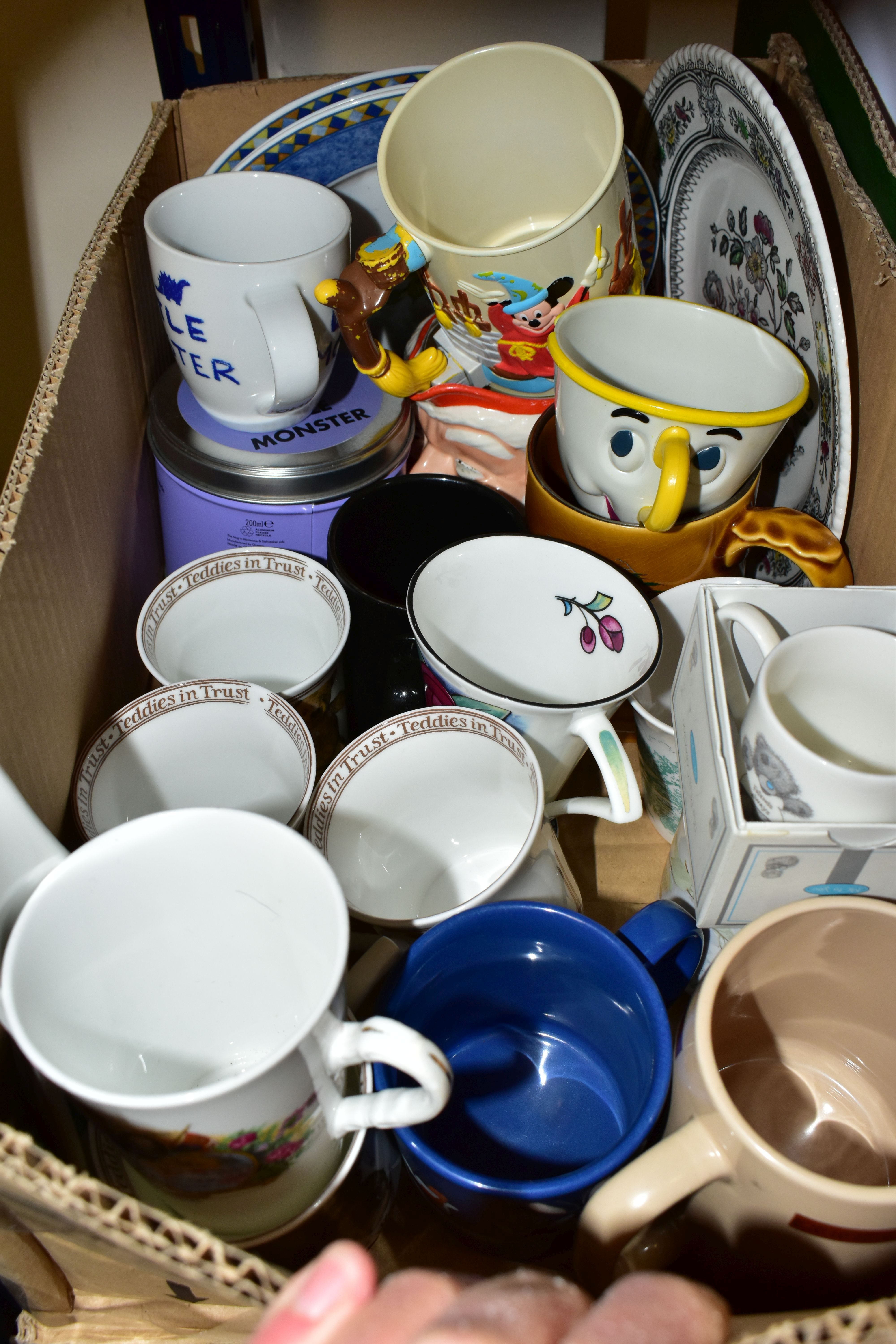 FIVE BOXES OF CERAMICS AND DINNERWARES, to include a set of Wedgwood 'Blue Pacific' dinner plates, - Image 4 of 6