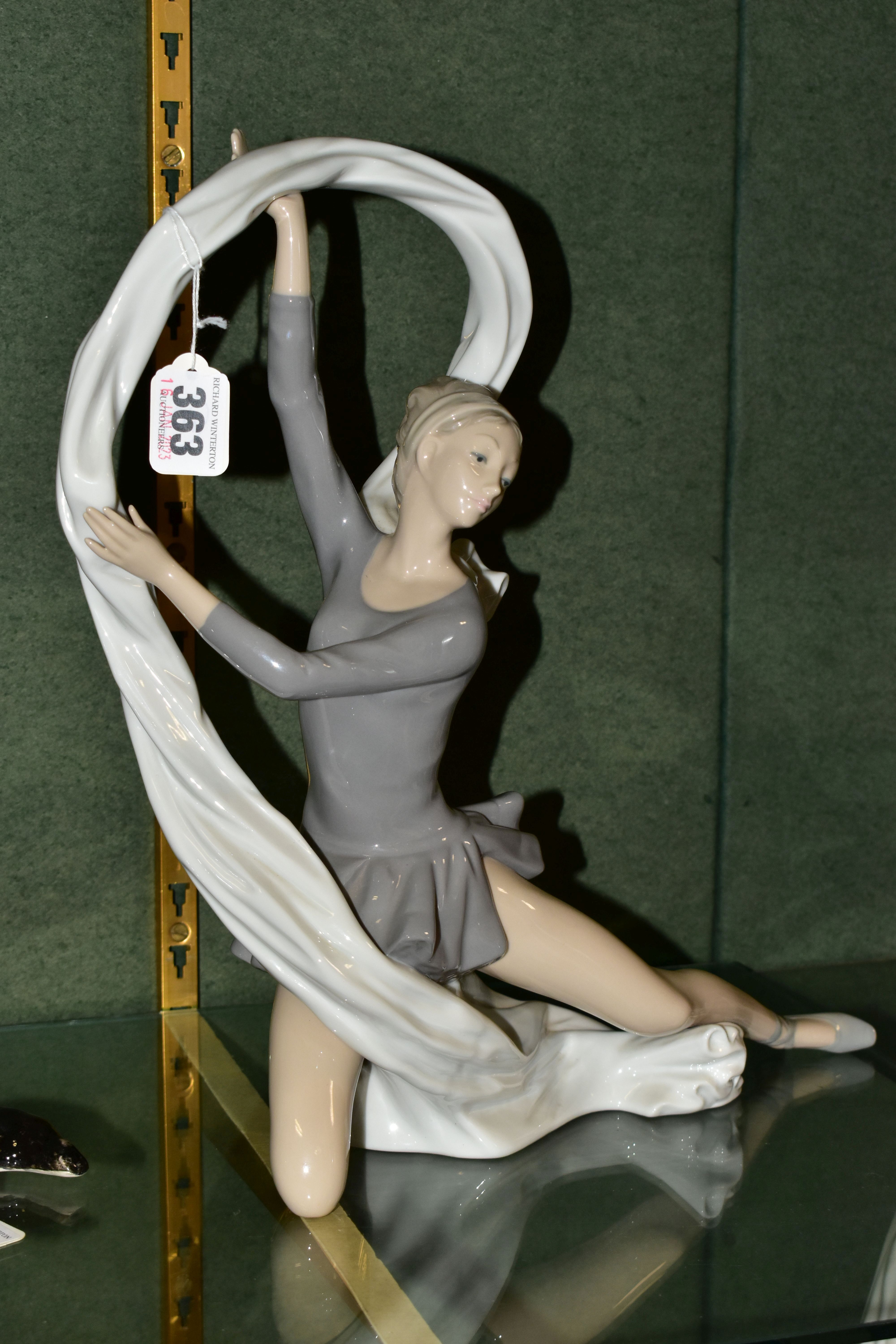A LARGE NAO DANCER WITH VEIL FIGURINE, height 33cm x width 30cm (1) (Condition report: good - Image 2 of 4