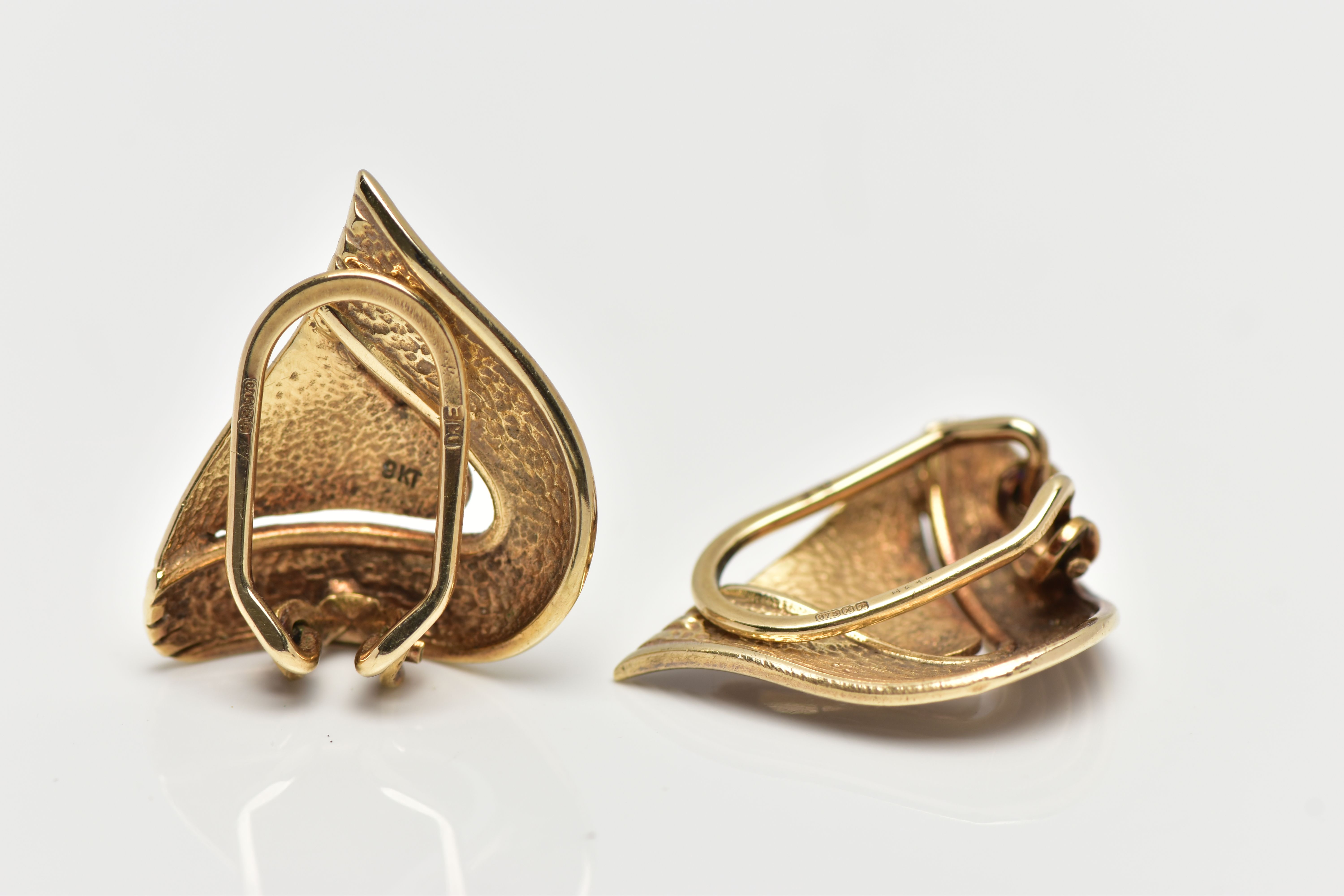 A PAIR OF 9CT GOLD EARRINGS, yellow gold clip on earrings, abstract design with grooved surround, - Image 3 of 4