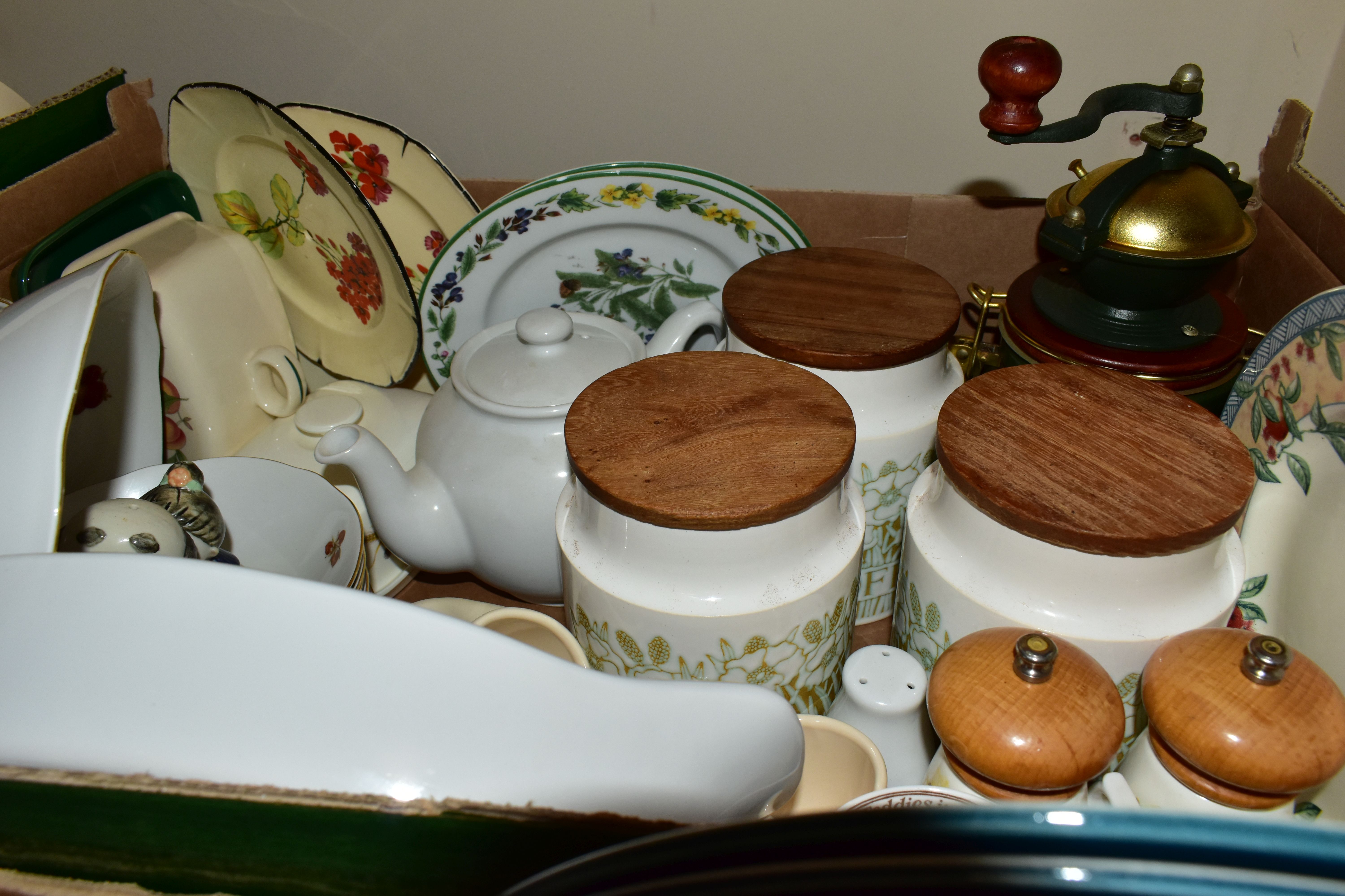 FIVE BOXES OF CERAMICS AND DINNERWARES, to include a set of Wedgwood 'Blue Pacific' dinner plates, - Image 5 of 6