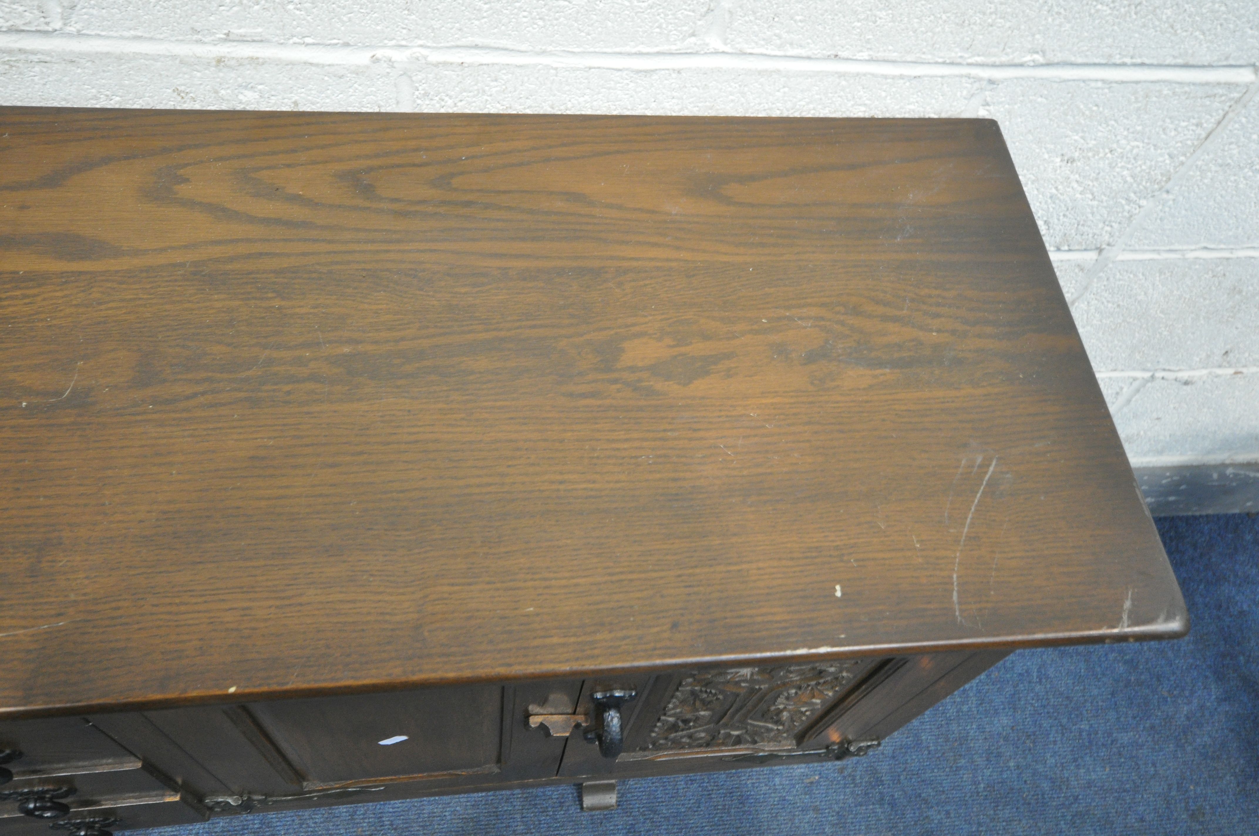 A WEBBER OAK SIDEBOARD, width 190cm x depth 43cm x height 80cm (condition:-surface scratches) - Image 4 of 6