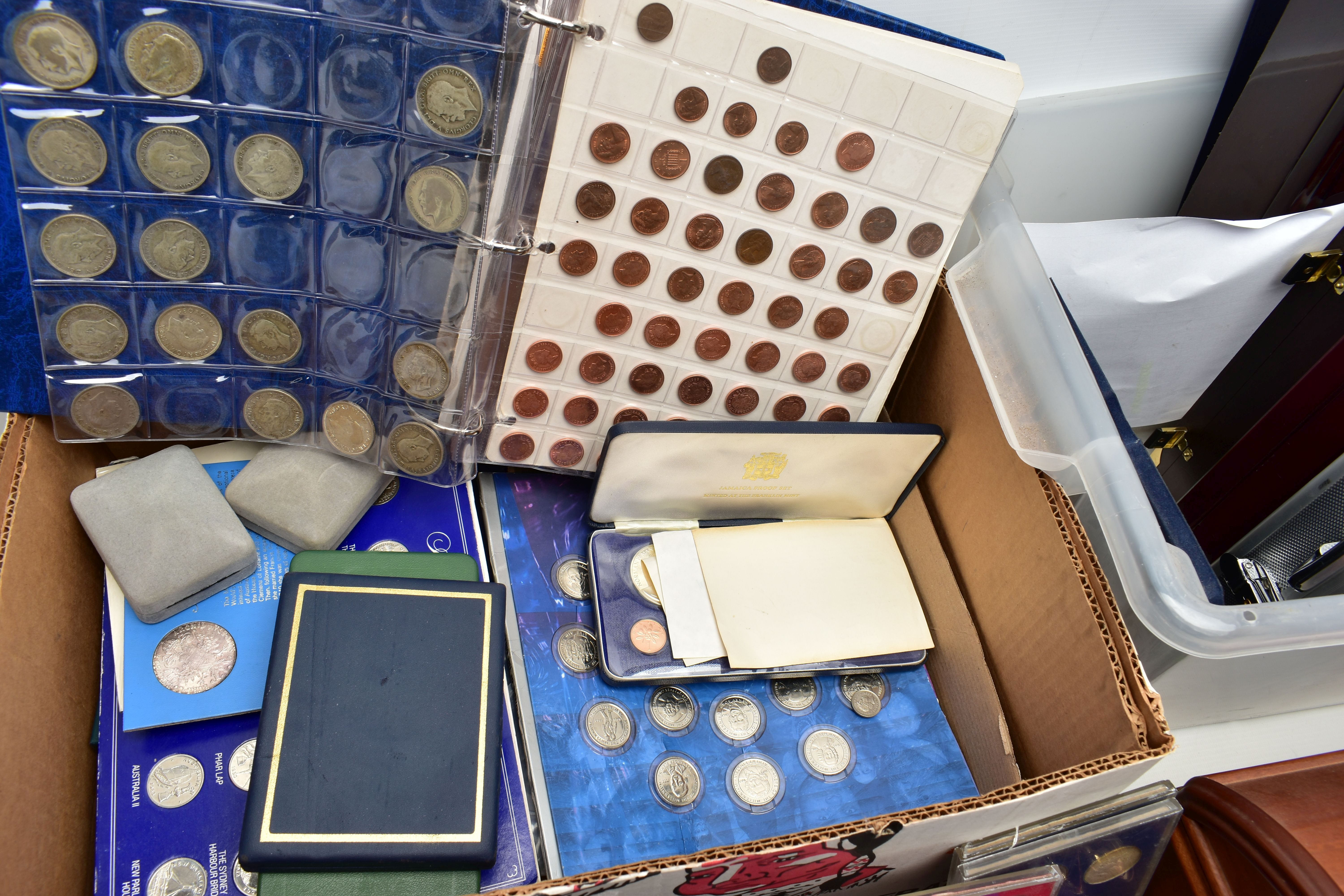 A LARGE QUANTITY OF WORLD COINAGE, to include siilver coins and coins with Silver content, an amount - Image 5 of 8