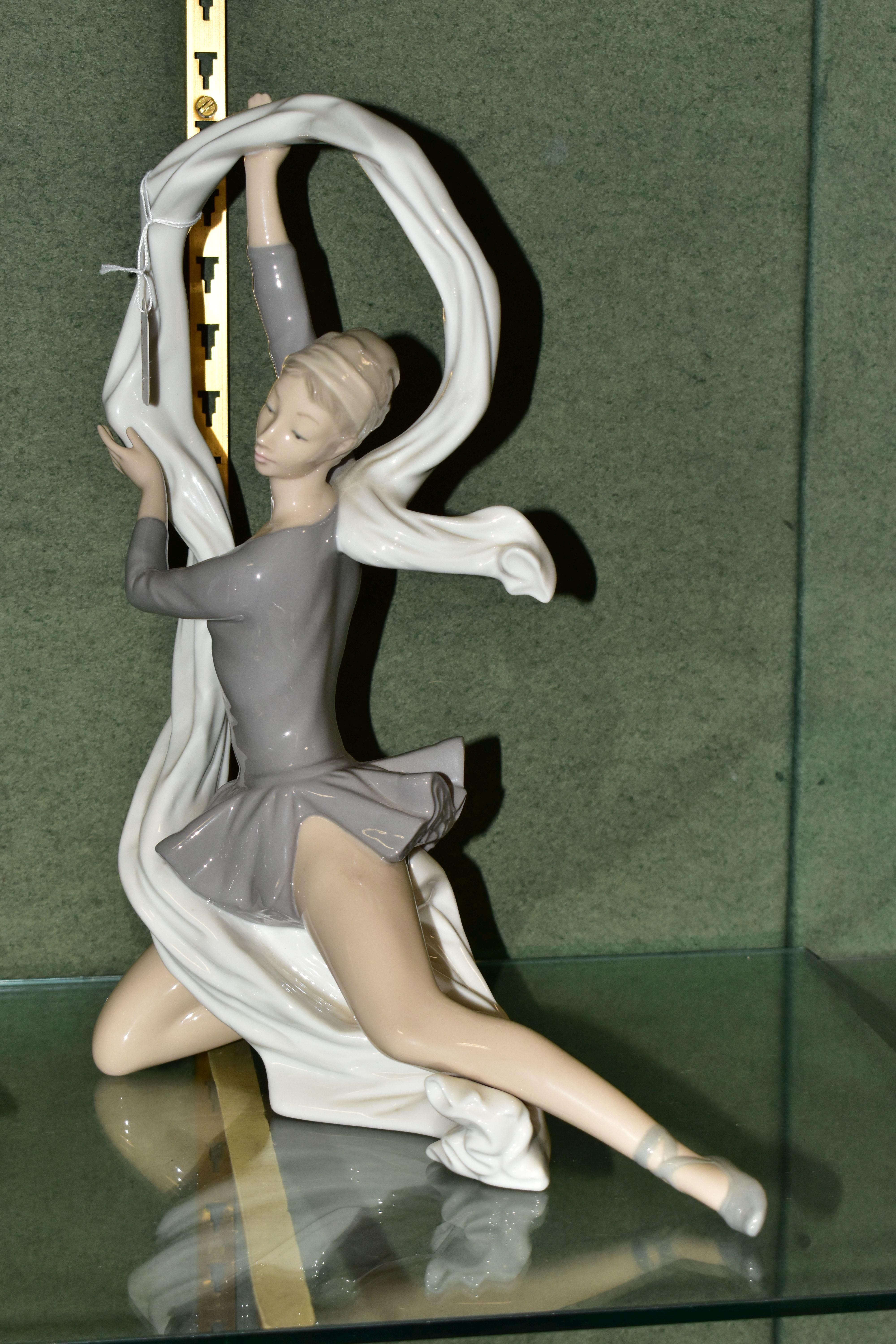 A LARGE NAO DANCER WITH VEIL FIGURINE, height 33cm x width 30cm (1) (Condition report: good - Image 3 of 4