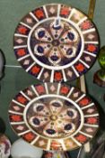 A PAIR OF ROYAL CROWN DERBY IMARI 1128 DINNER PLATES, diameter 26.5cm (2) (Condition report: both