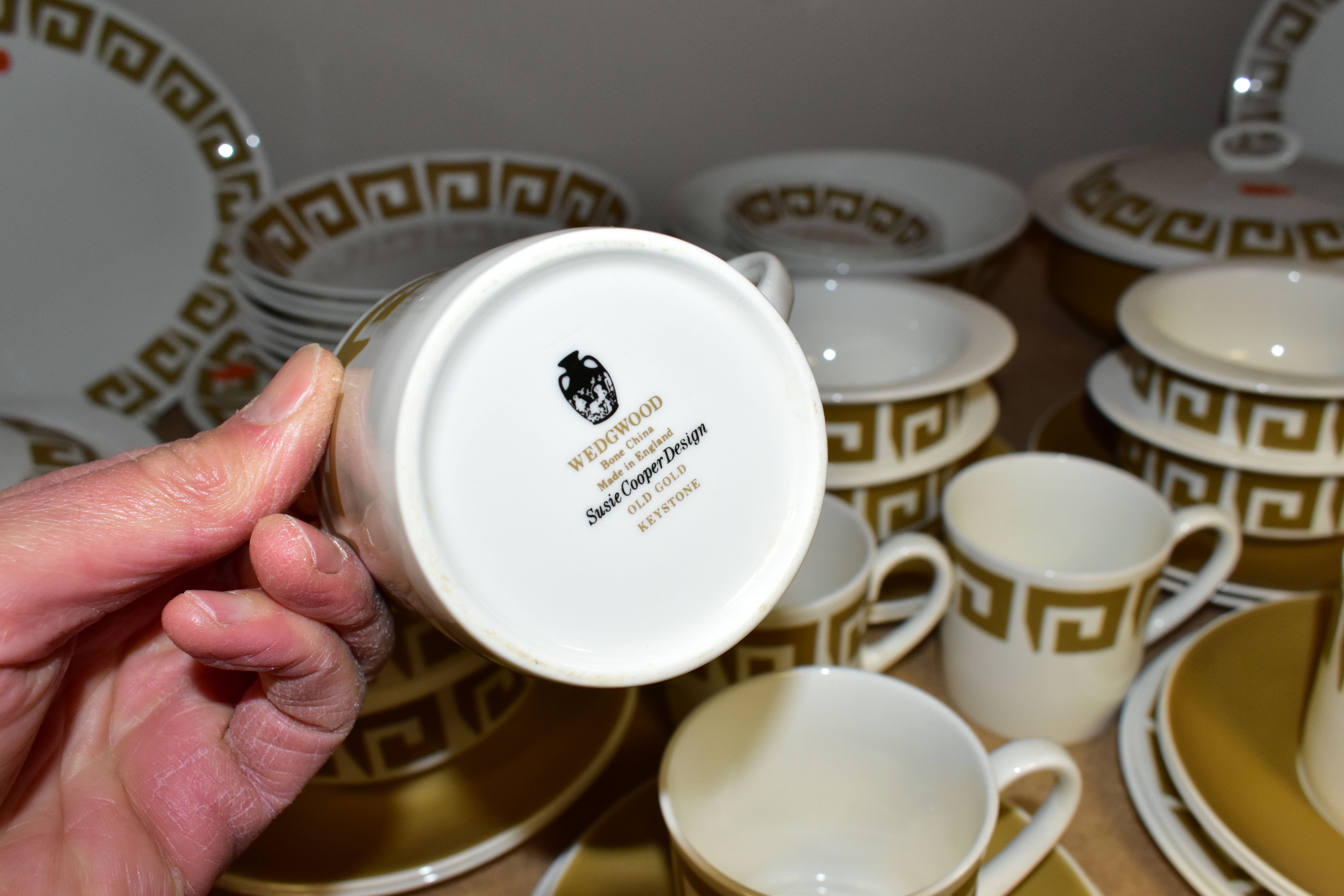 A WEDGWOOD SUSIE COOPER DESIGN 'OLD GOLD KEYSTONE' PATTERN DINNER SET, comprising one large meat - Image 6 of 6
