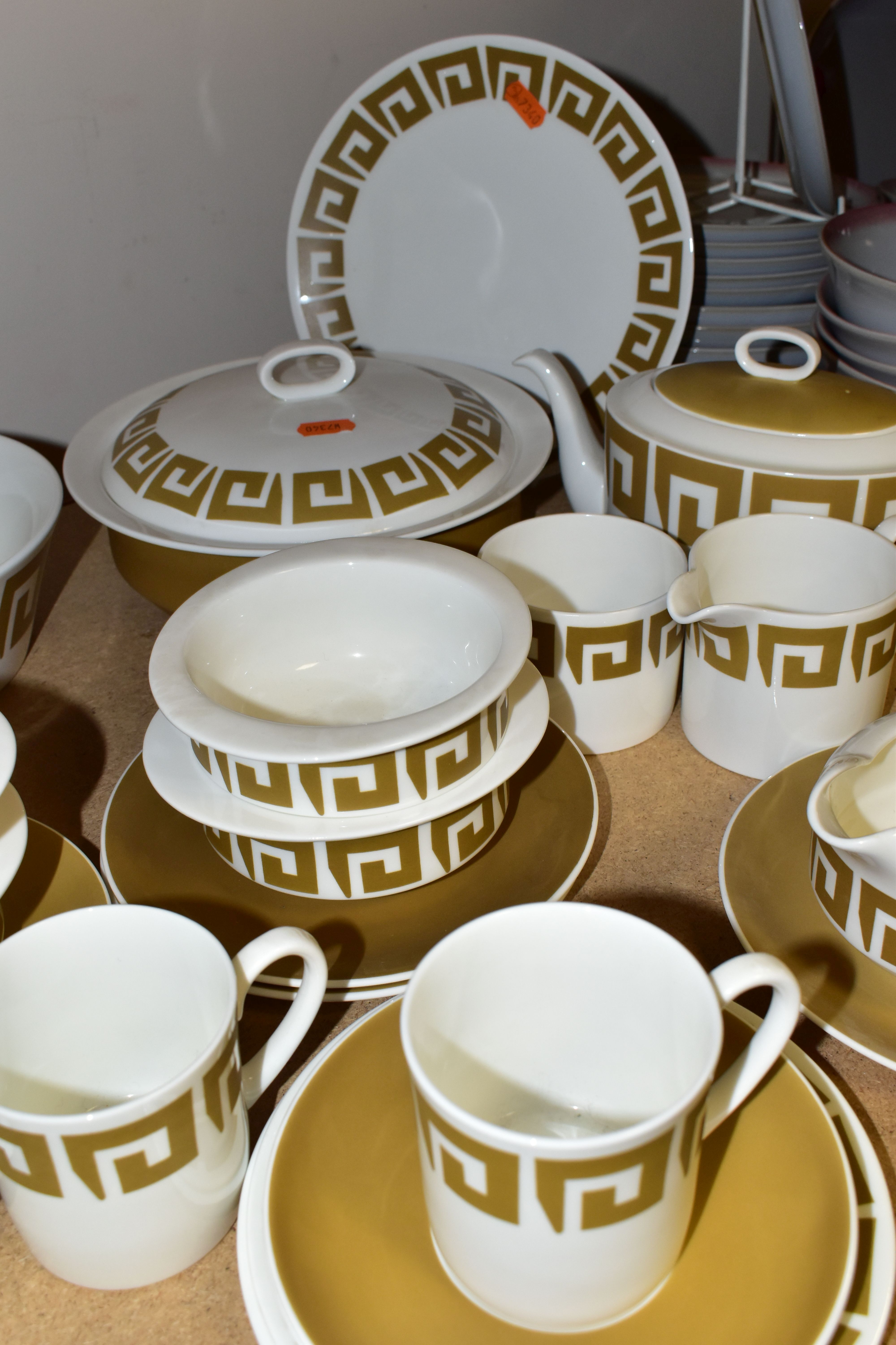 A WEDGWOOD SUSIE COOPER DESIGN 'OLD GOLD KEYSTONE' PATTERN DINNER SET, comprising one large meat - Image 3 of 6