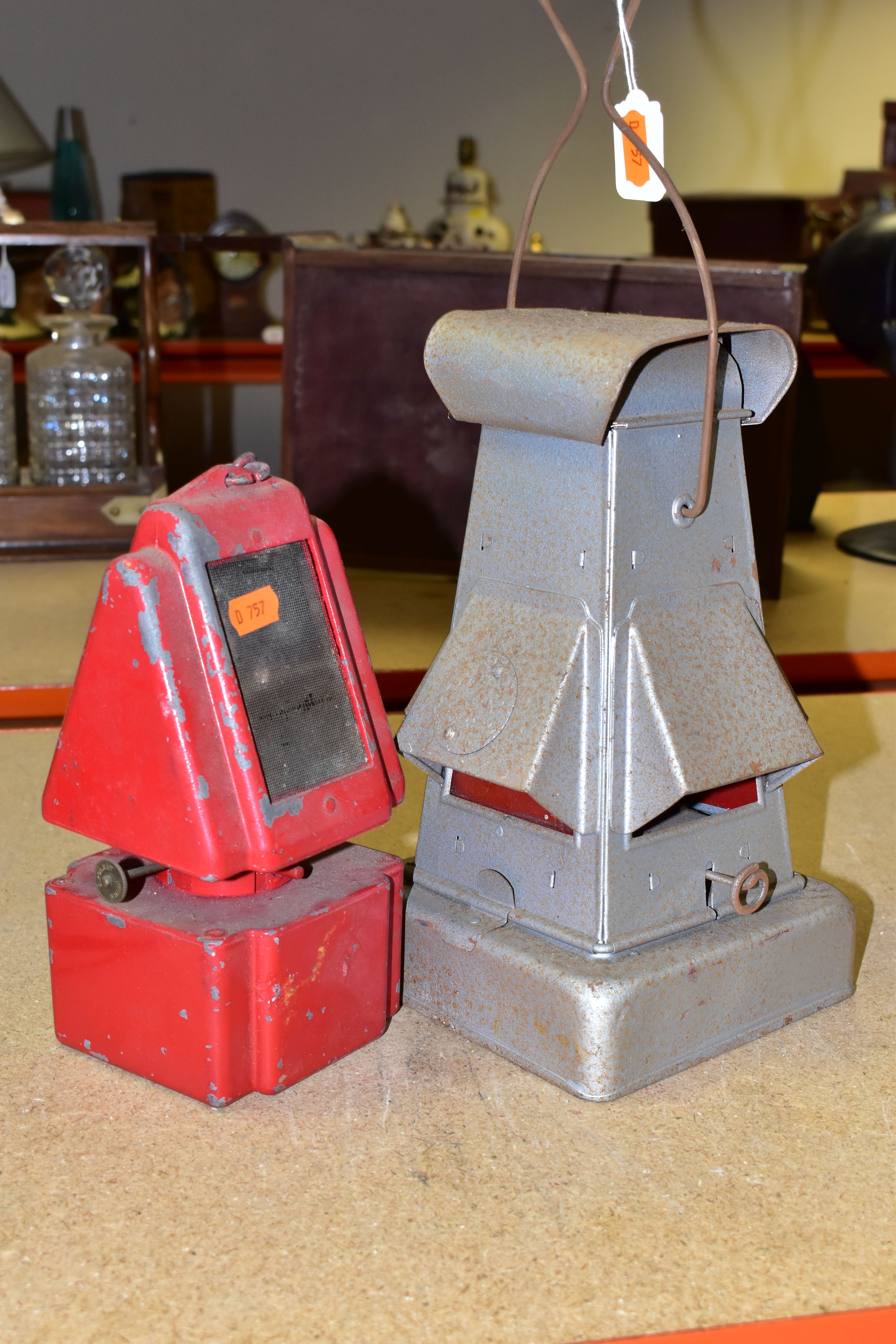 A VINTAGE NESTHILL SUMP HEATER/PARAFIN LAMP, manufacturer's transfer is mostly scratched off, height - Image 2 of 4