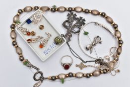 A BAG OF ASSORTED JEWELLERY, to include a beaded necklace, fitted with a toggle clasp, small tag