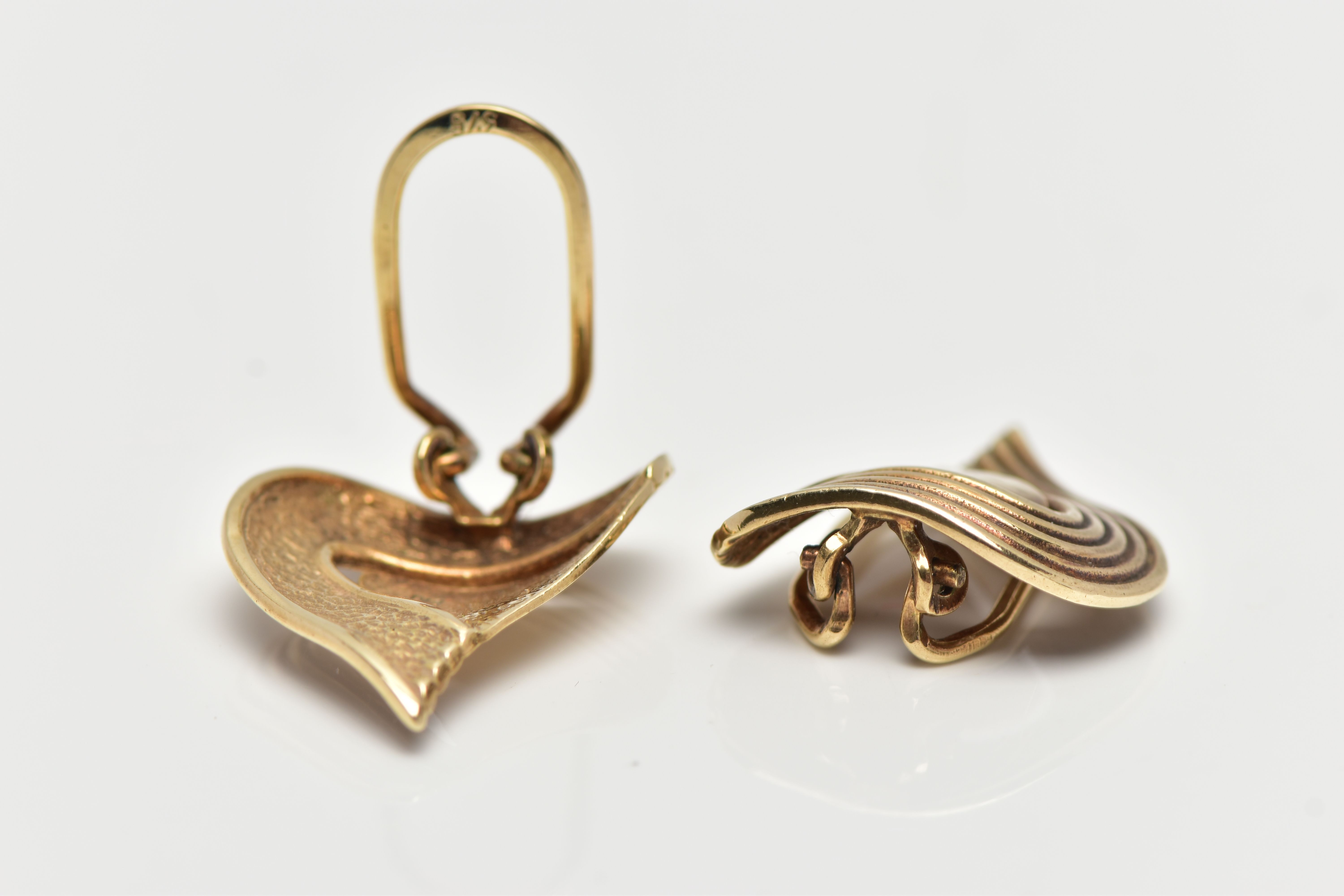 A PAIR OF 9CT GOLD EARRINGS, yellow gold clip on earrings, abstract design with grooved surround, - Image 4 of 4