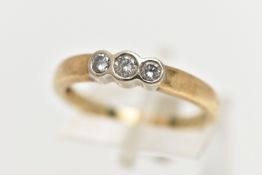 A DIAMOND RING, three round brilliant cut diamonds, approximate total diamond weight 0.25ct,