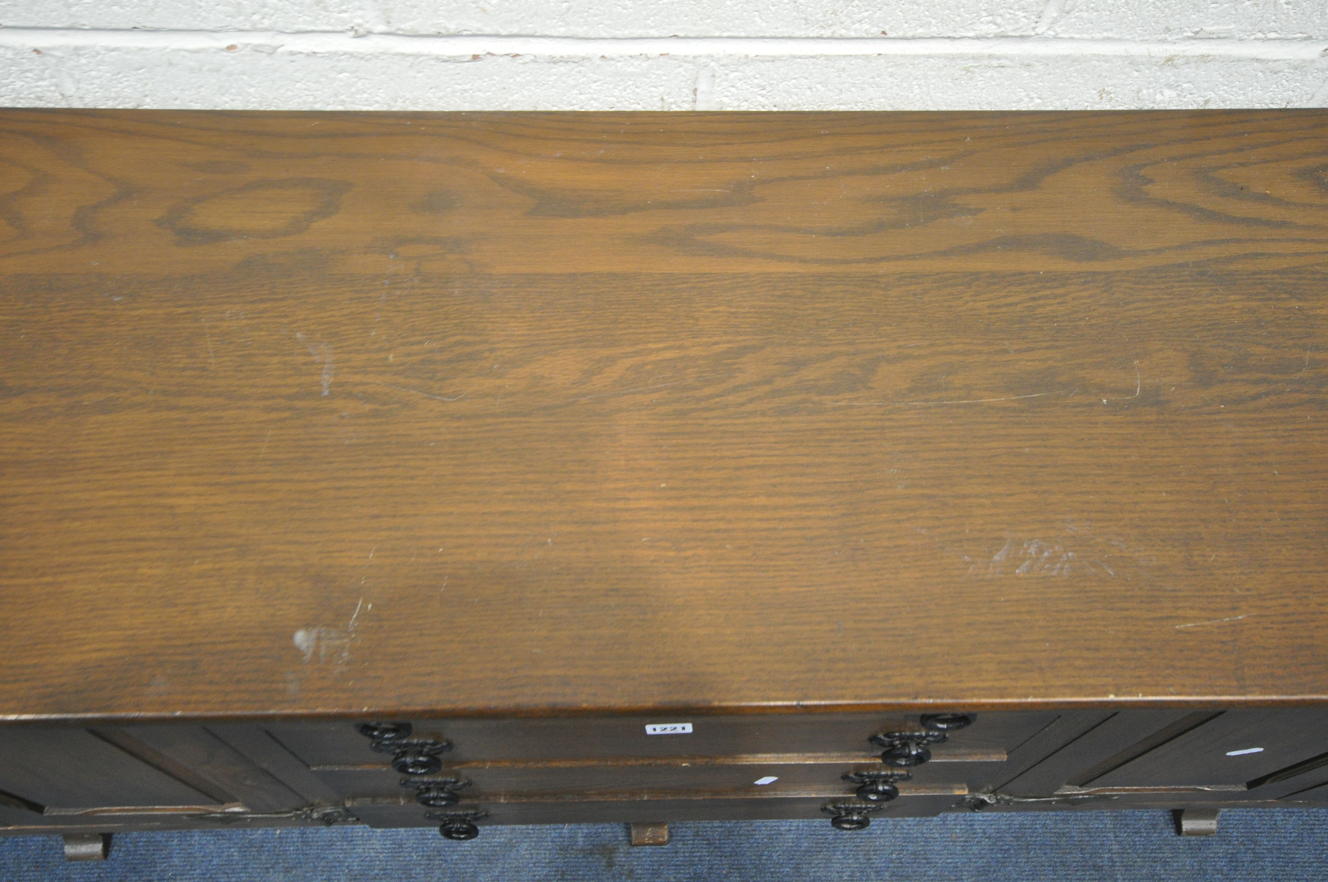 A WEBBER OAK SIDEBOARD, width 190cm x depth 43cm x height 80cm (condition:-surface scratches) - Image 3 of 6
