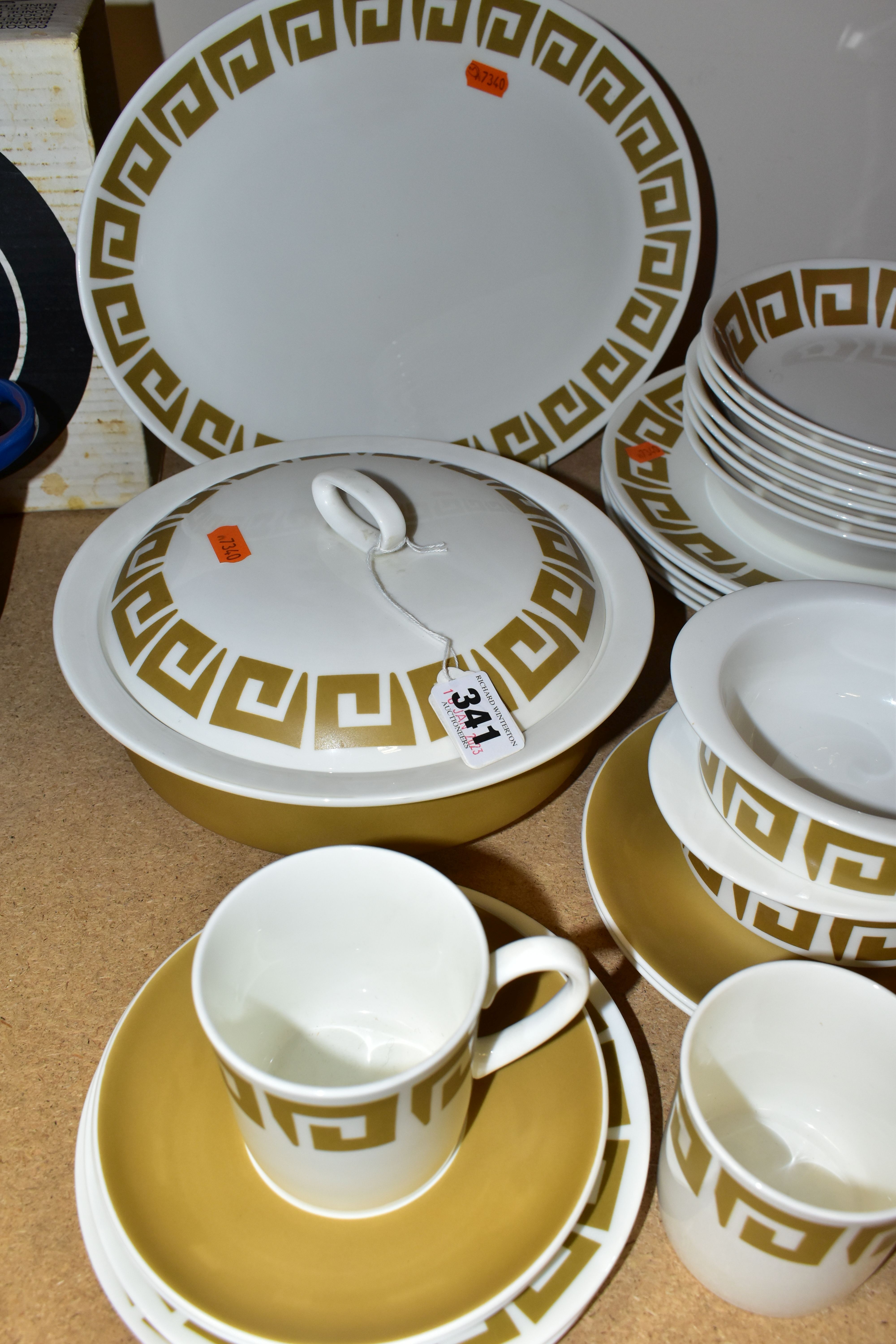 A WEDGWOOD SUSIE COOPER DESIGN 'OLD GOLD KEYSTONE' PATTERN DINNER SET, comprising one large meat - Image 5 of 6