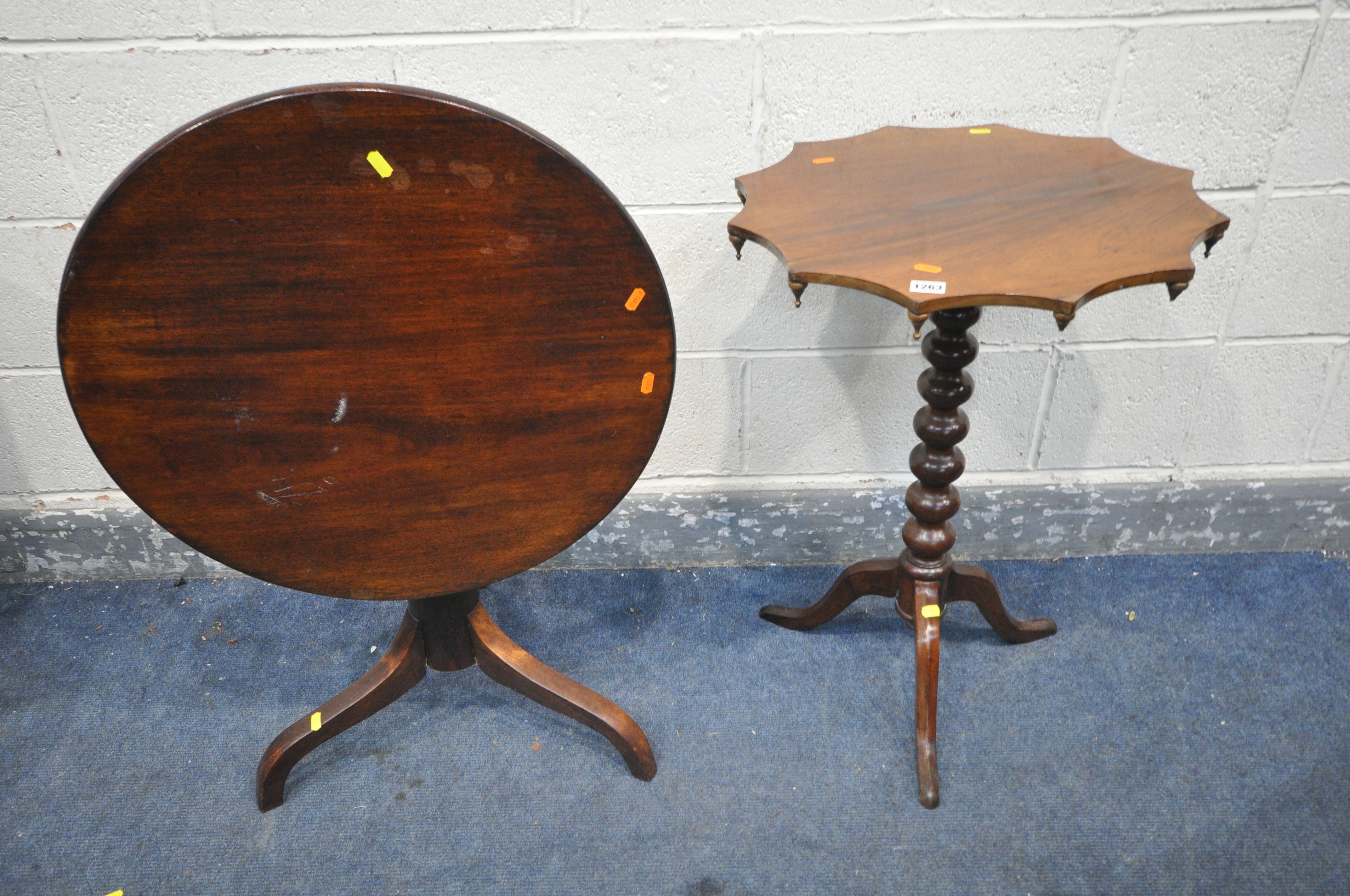 A 19TH CENTURY MAHOGANY TRIPOD TABLE, with a wavy top on a bobbin turned support, diameter 52cm x