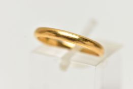 A 22CT GOLD BAND RING, a plain polished band, approximate width 2mm, hallmarked 22ct Sheffield 1940,